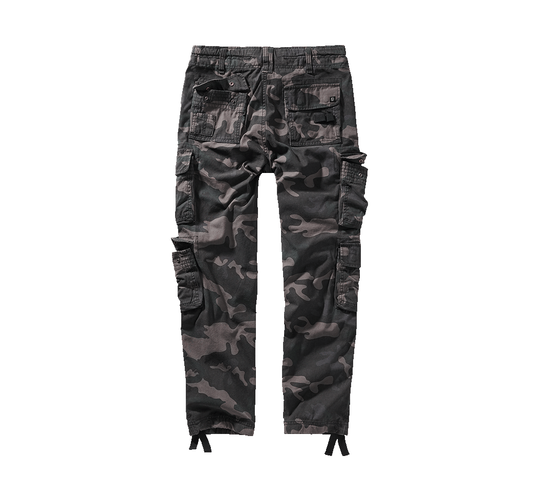 BRANDIT Pure Slim Fit Pants in Darkcamo mit zwei markanten Gesässtaschen und stabilen Gürtelschlaufen.