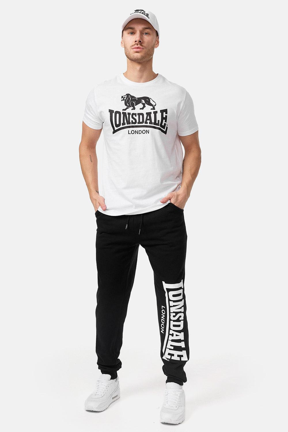 Lonsdale Jogginghose schwarz in sportlichem Design, aus weichem Material mit elastischem Bund und Logo-Print an der Seite