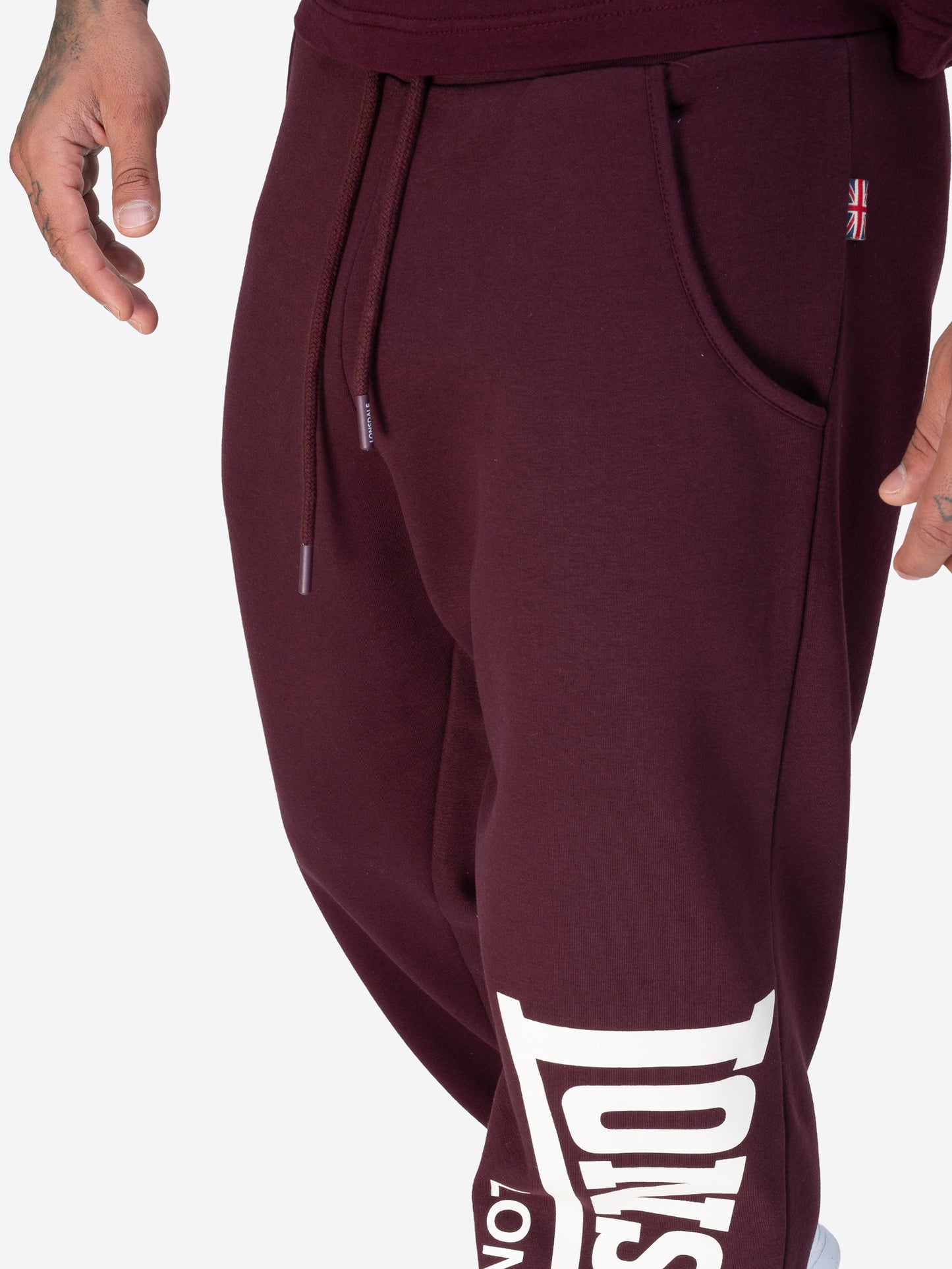 Lonsdale Jogginghose oxblood in sportlichem Design, aus weichem Material mit elastischem Bund und Logo-Print an der Seite