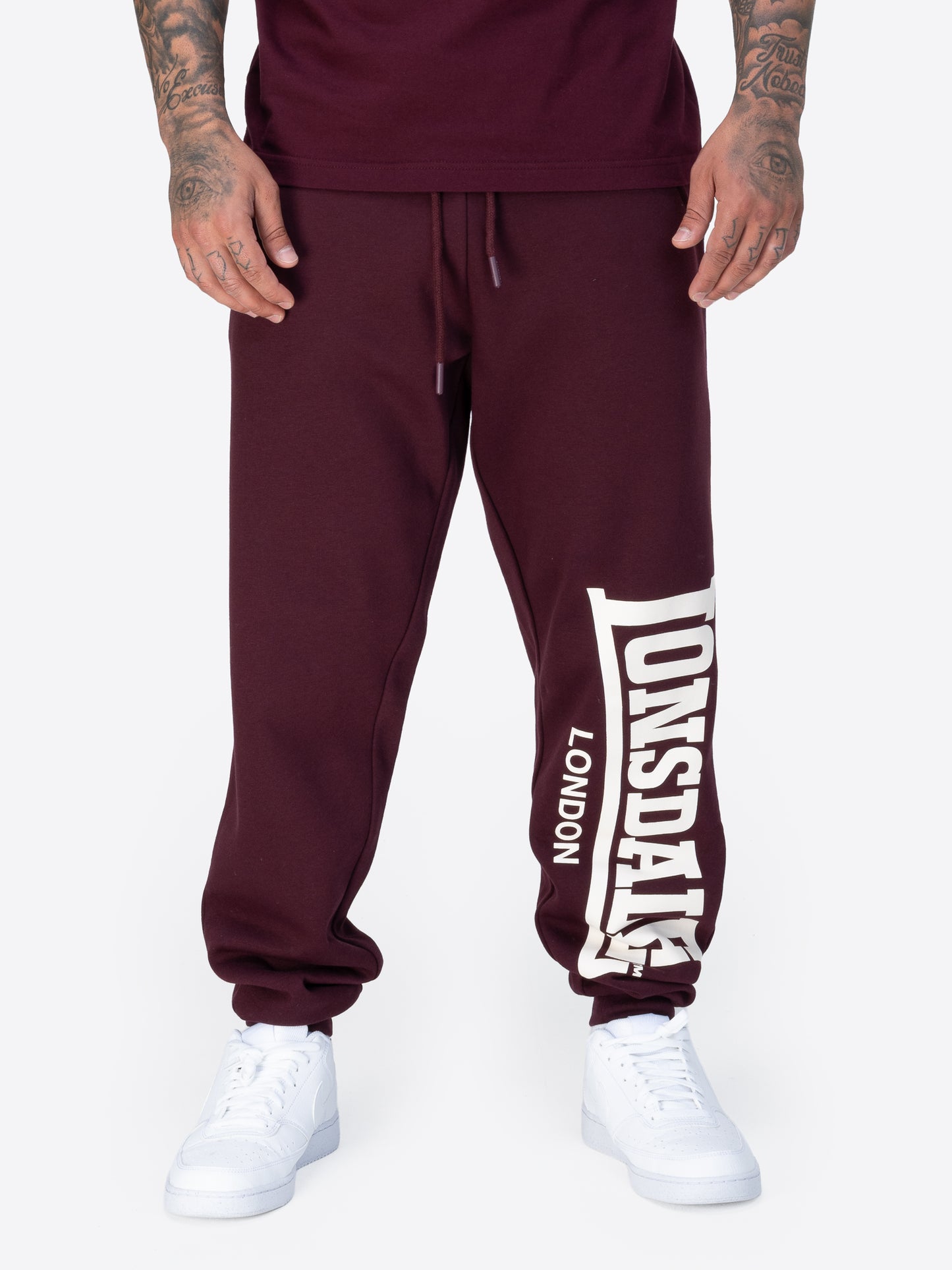 Lonsdale Jogginghose oxblood in sportlichem Design, aus weichem Material mit elastischem Bund und Logo-Print an der Seite