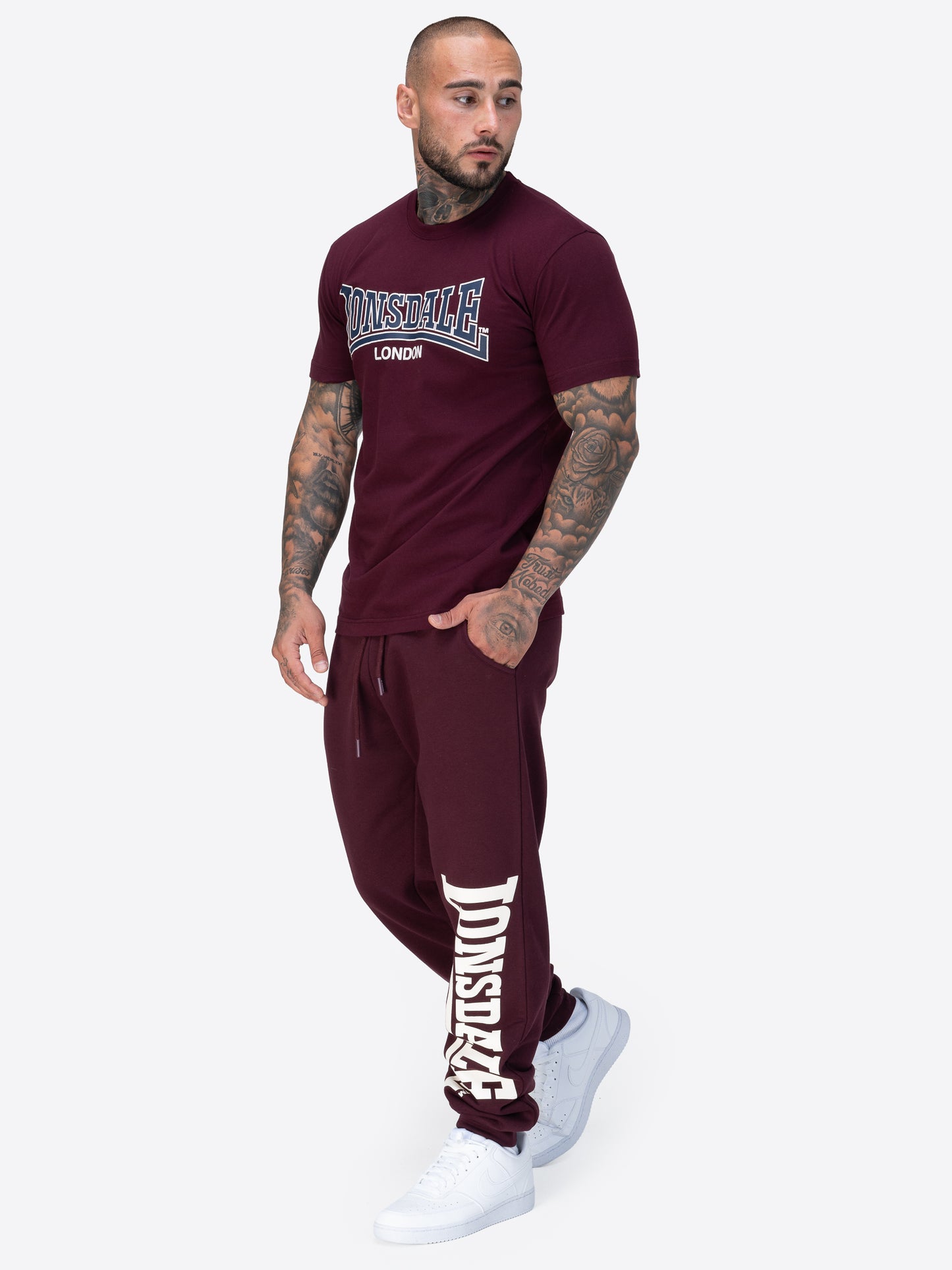 Lonsdale Jogginghose oxblood in sportlichem Design, aus weichem Material mit elastischem Bund und Logo-Print an der Seite