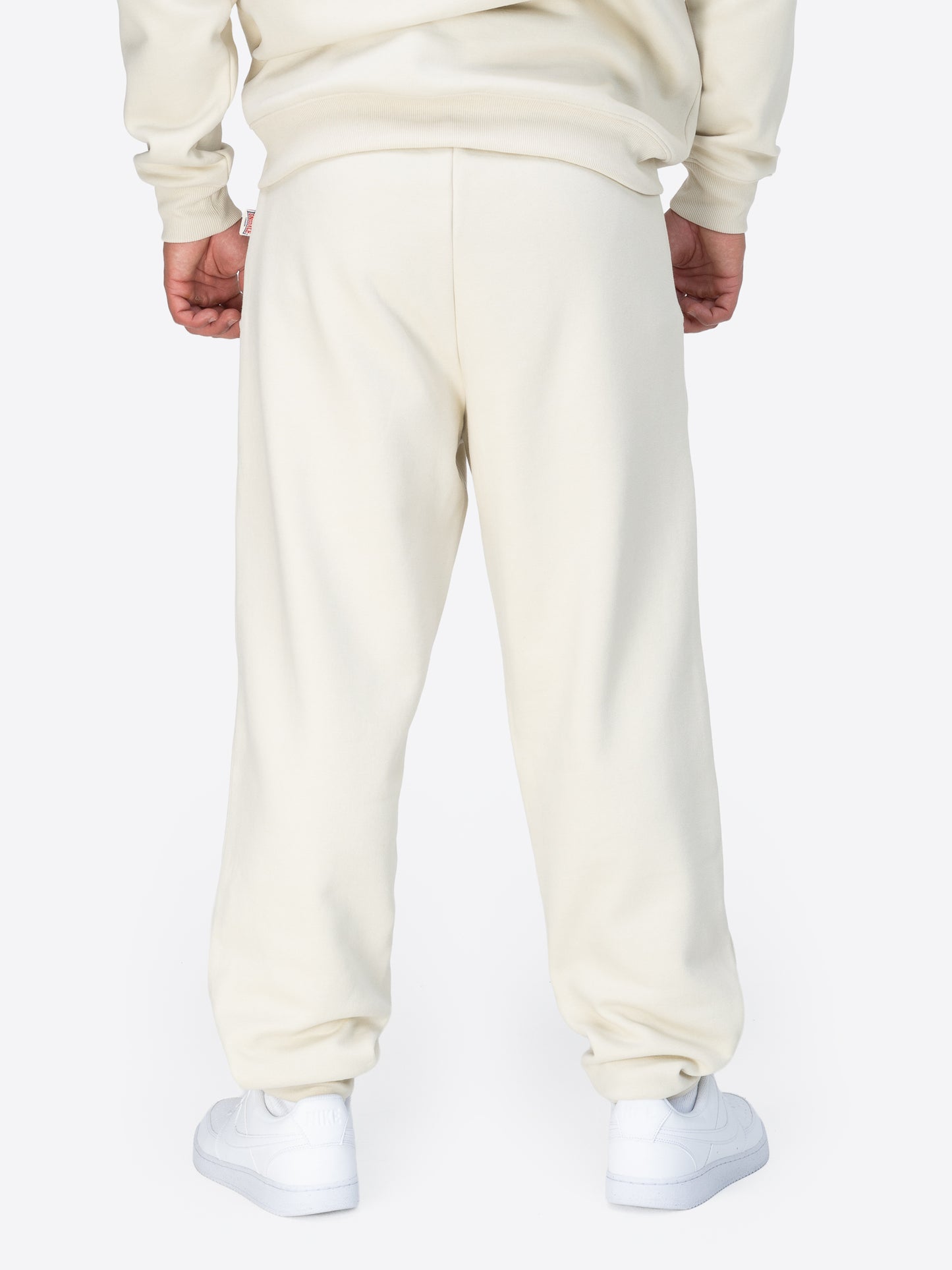 Lonsdale Jogginghose beige in sportlichem Design, aus weichem Material mit elastischem Bund und Logo-Print an der Seite