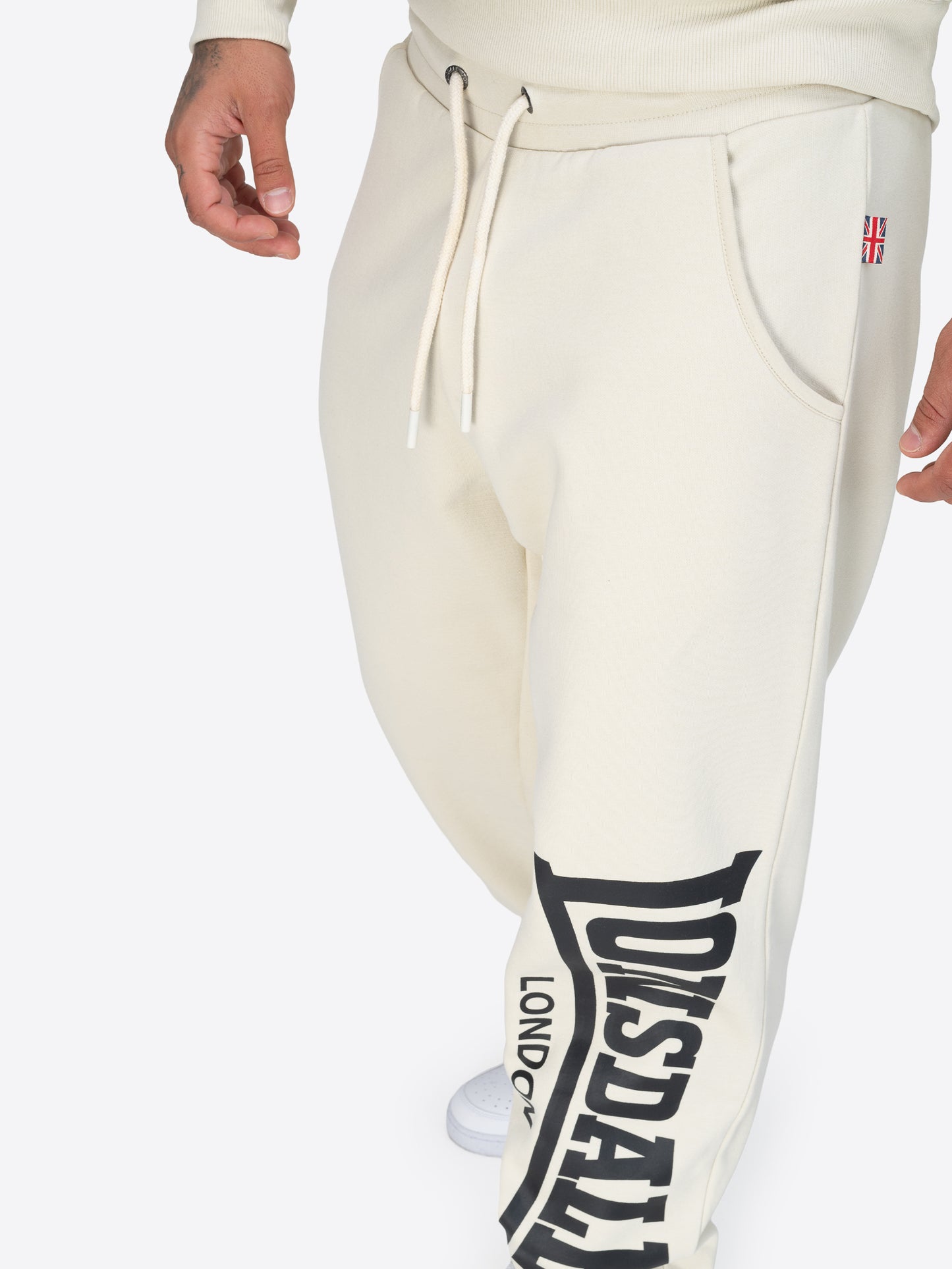 Lonsdale Jogginghose beige in sportlichem Design, aus weichem Material mit elastischem Bund und Logo-Print an der Seite