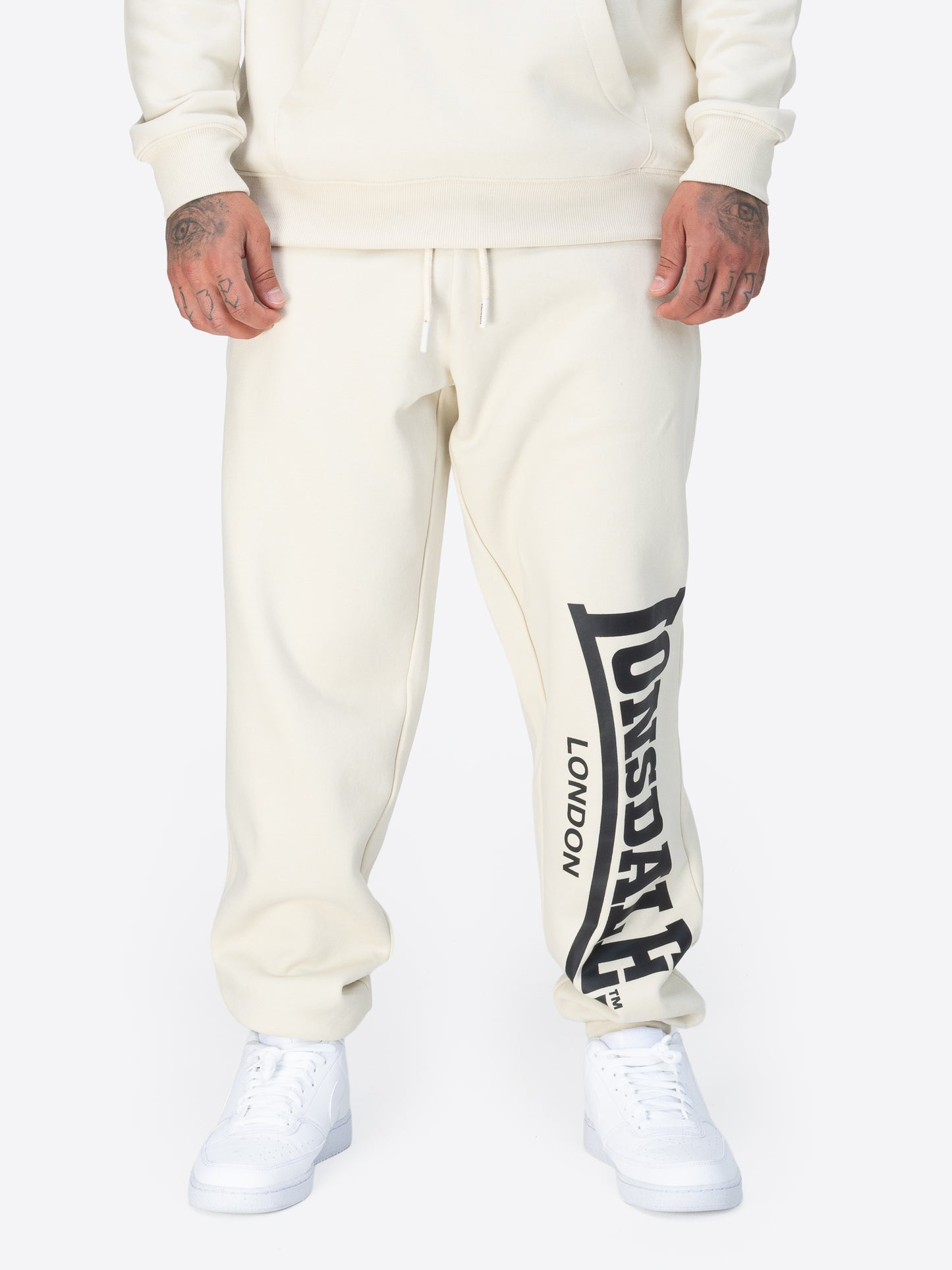 Lonsdale Jogginghose beige in sportlichem Design, aus weichem Material mit elastischem Bund und Logo-Print an der Seite