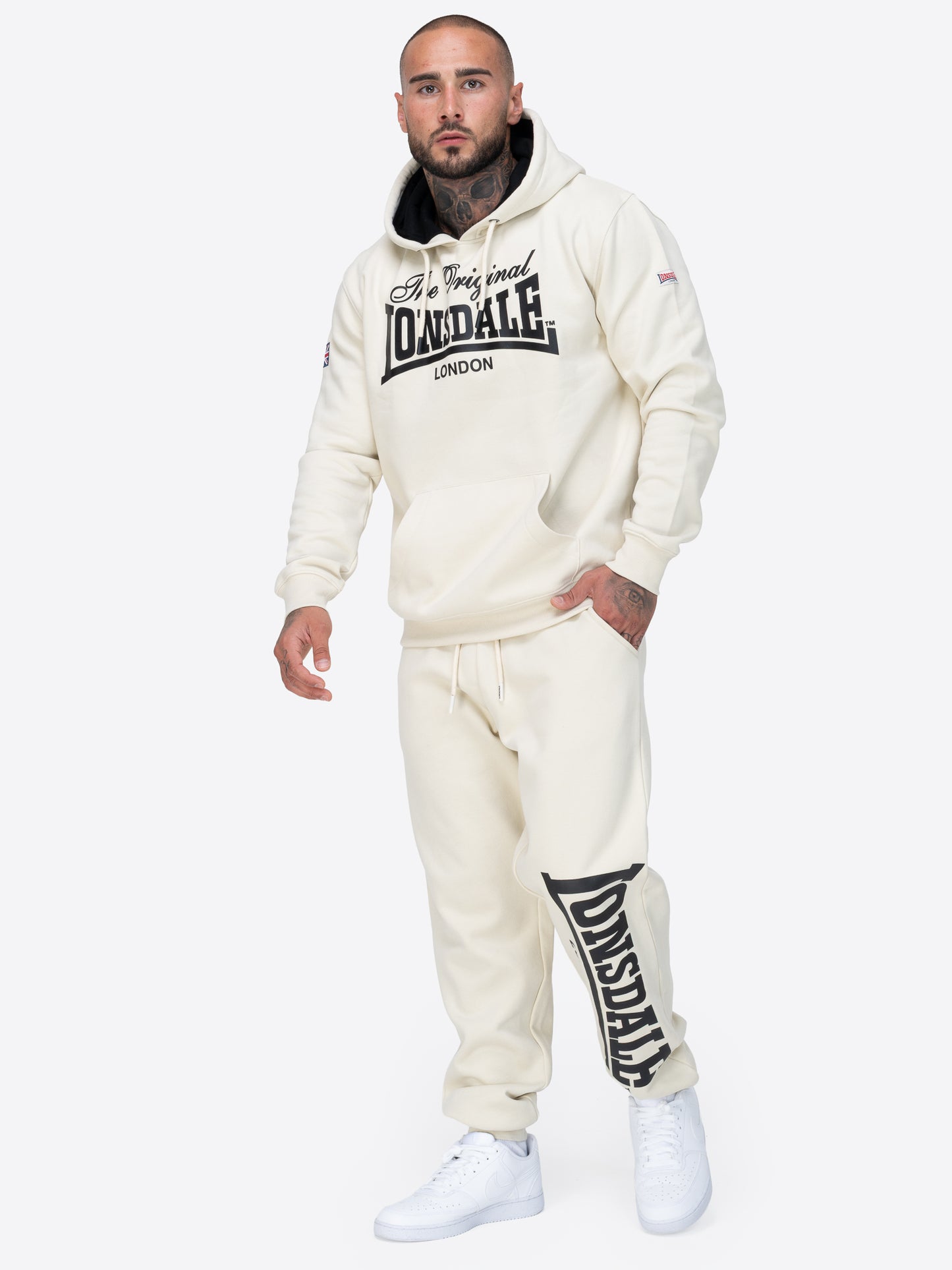 Lonsdale Jogginghose beige in sportlichem Design, aus weichem Material mit elastischem Bund und Logo-Print an der Seite