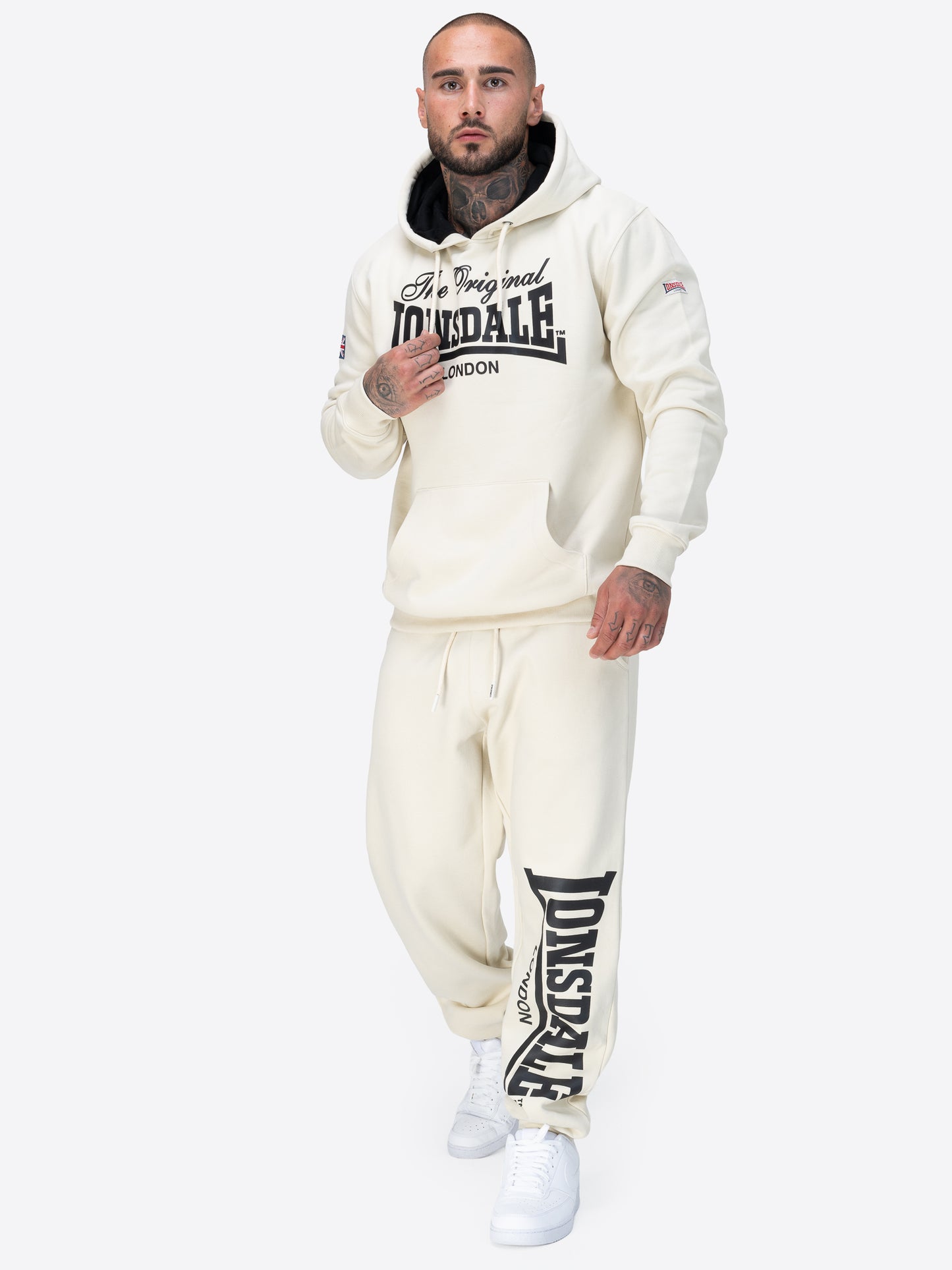 Lonsdale Jogginghose beige in sportlichem Design, aus weichem Material mit elastischem Bund und Logo-Print an der Seite