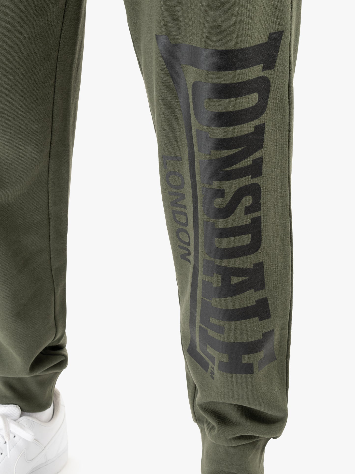 Lonsdale Jogginghose olive in sportlichem Design, aus weichem Material mit elastischem Bund und Logo-Print an der Seite