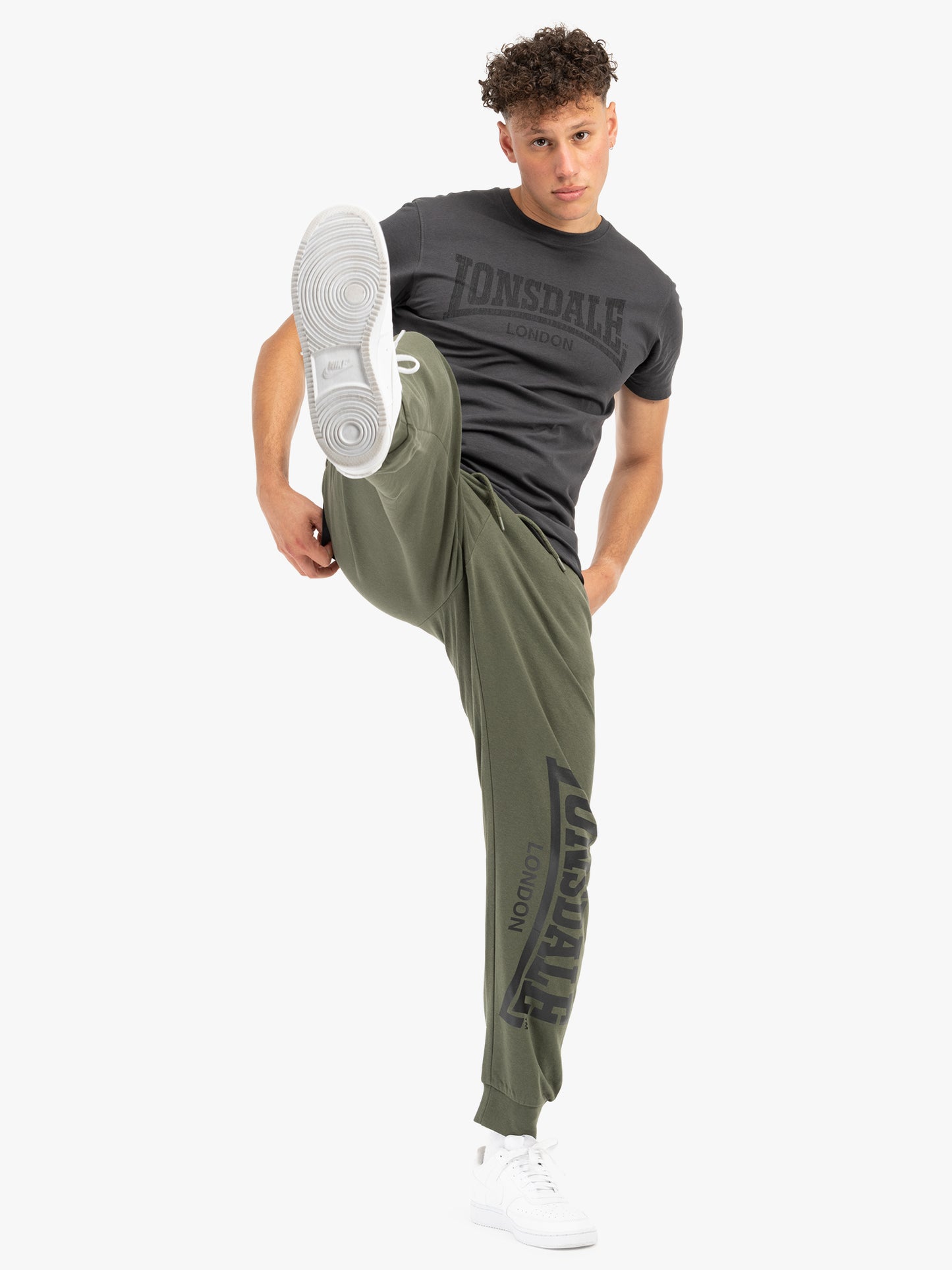Lonsdale Jogginghose olive in sportlichem Design, aus weichem Material mit elastischem Bund und Logo-Print an der Seite