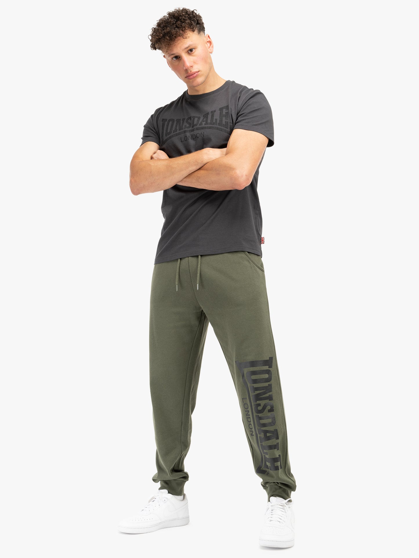 Lonsdale Jogginghose olive in sportlichem Design, aus weichem Material mit elastischem Bund und Logo-Print an der Seite