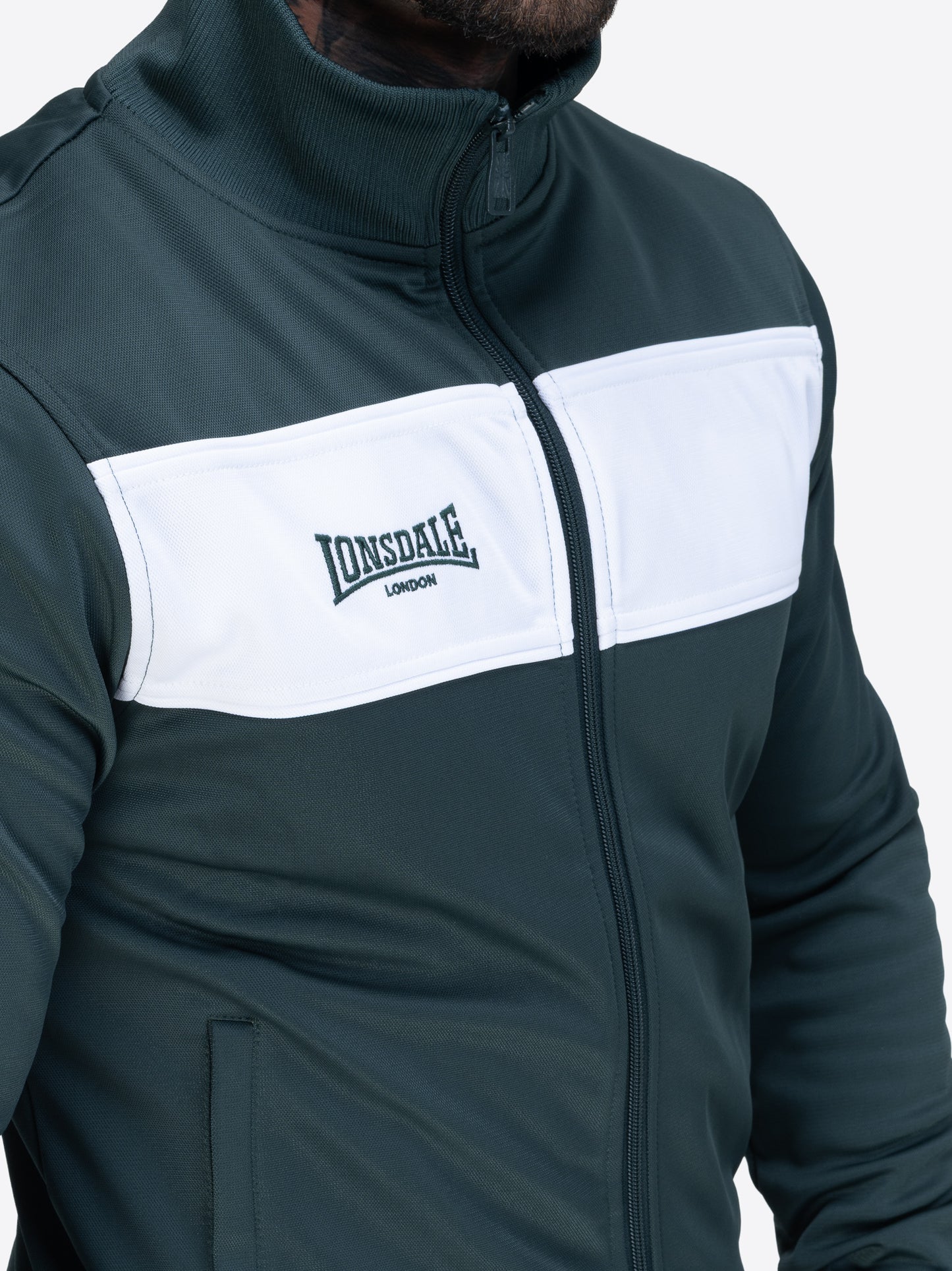 Lonsdale Herren Trikotjacke in schmaler Passform mit hohem Kragen, Reissverschluss, gesticktem Markenlogo und farblich abgesetztem Paneel.