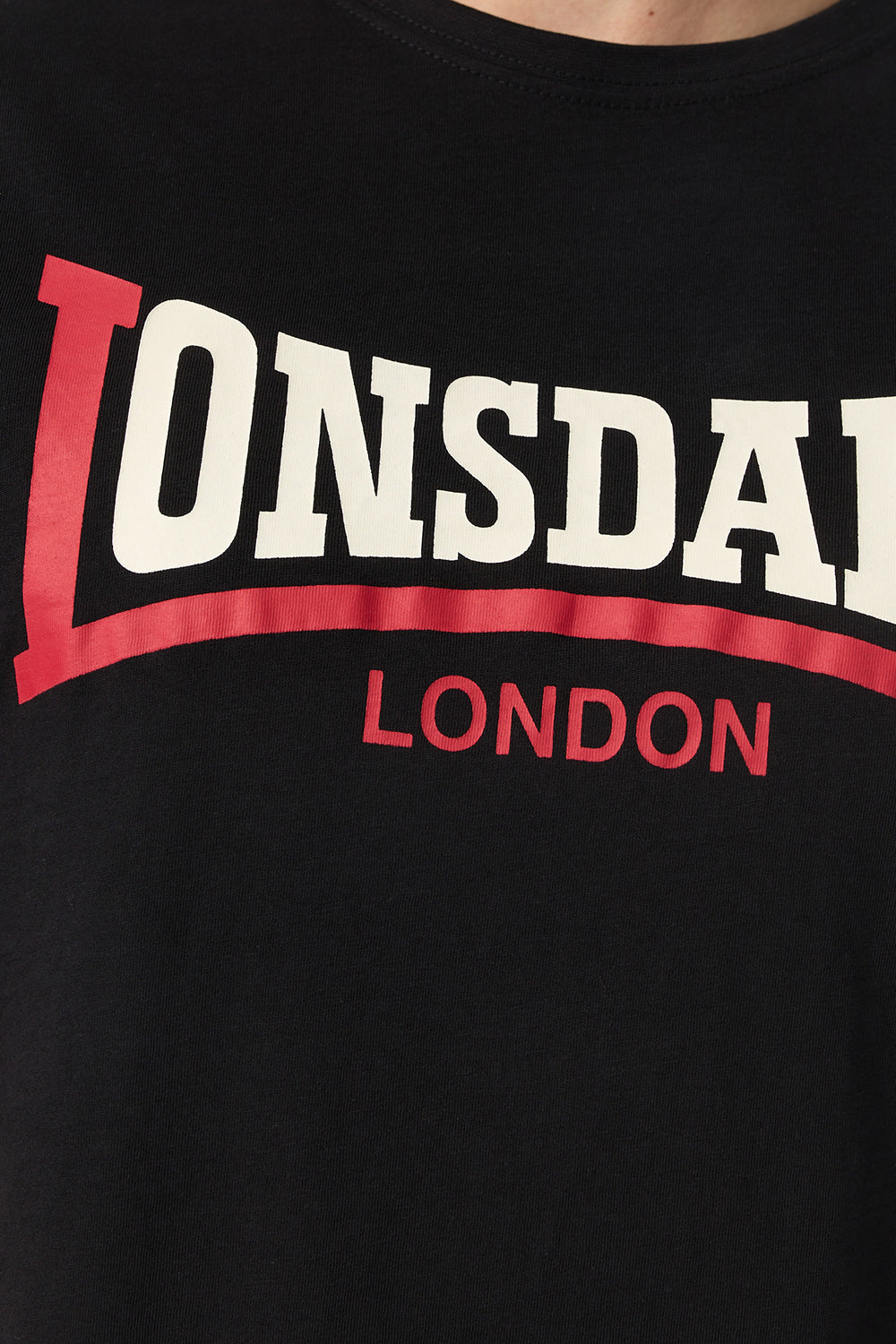 Detail-Ansicht Lonsdale Two Tone Logo-Druck und Rundhals mit roter Ziernaht auf schwarzem T-Shirt