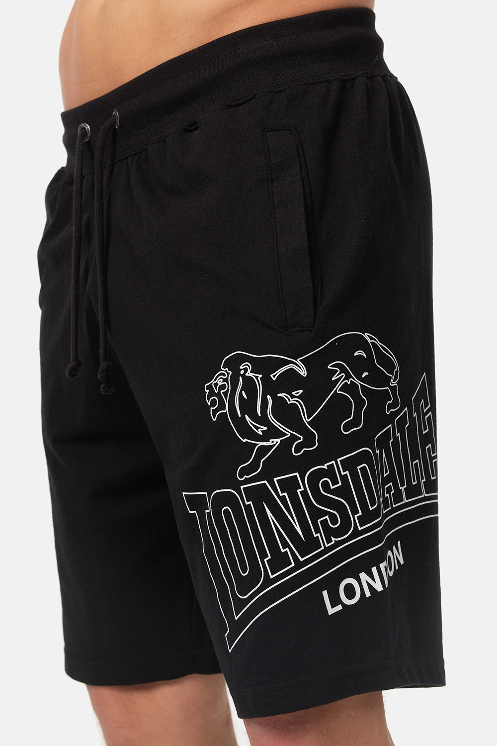 Detailansicht der schwarzen Lonsdale Shorts mit grossem, weissem Logo-Print und Kordelzug.