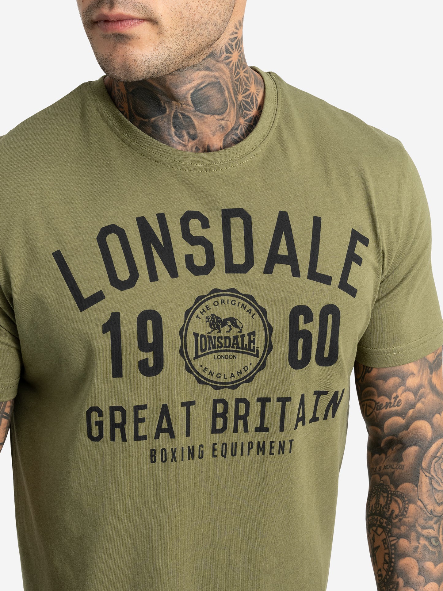 Lonsdale Bangor Doppelpack T-Shirts – Zwei T-Shirts in Schwarz und Olive, mit dem klassischen Lonsdale-Logo auf der Brust. Aus hochwertiger Baumwolle für optimalen Tragekomfort, ideal für Freizeit und sportliche Aktivitäten.