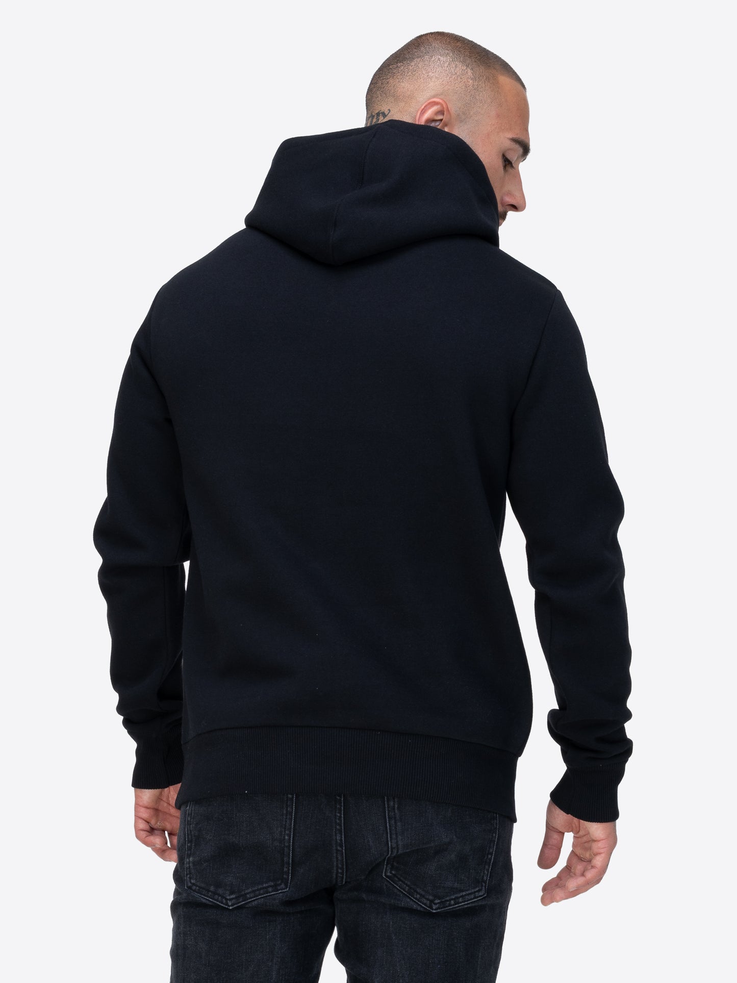Schwarzer Lonsdale Talmine Kapuzenpullover mit Kängurutasche und verstellbarem Kordelzug an der Kapuze. Klassisches Design mit dezentem Lonsdale-Logo auf der Brust