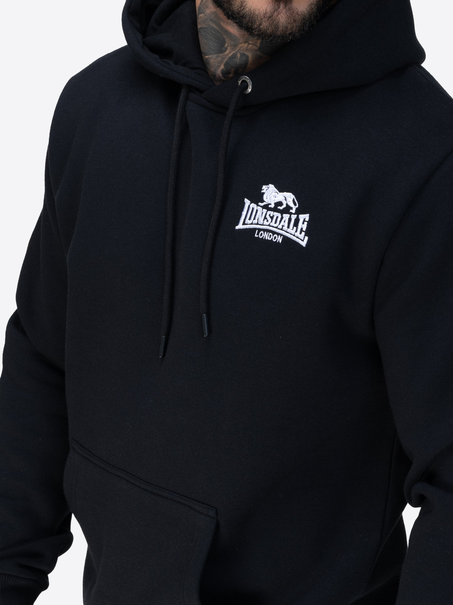 Schwarzer Lonsdale Talmine Kapuzenpullover mit Kängurutasche und verstellbarem Kordelzug an der Kapuze. Klassisches Design mit dezentem Lonsdale-Logo auf der Brust
