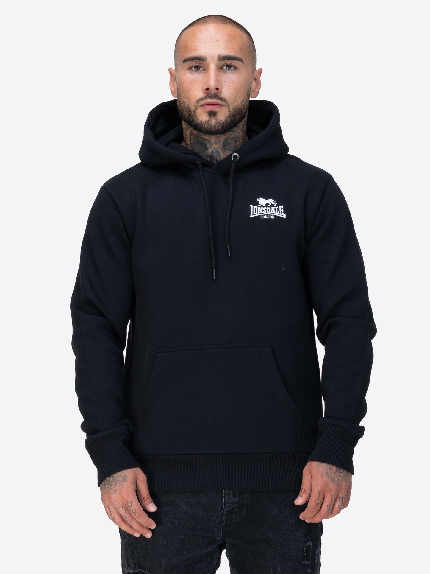 Schwarzer Lonsdale Talmine Kapuzenpullover mit Kängurutasche und verstellbarem Kordelzug an der Kapuze. Klassisches Design mit dezentem Lonsdale-Logo auf der Brust