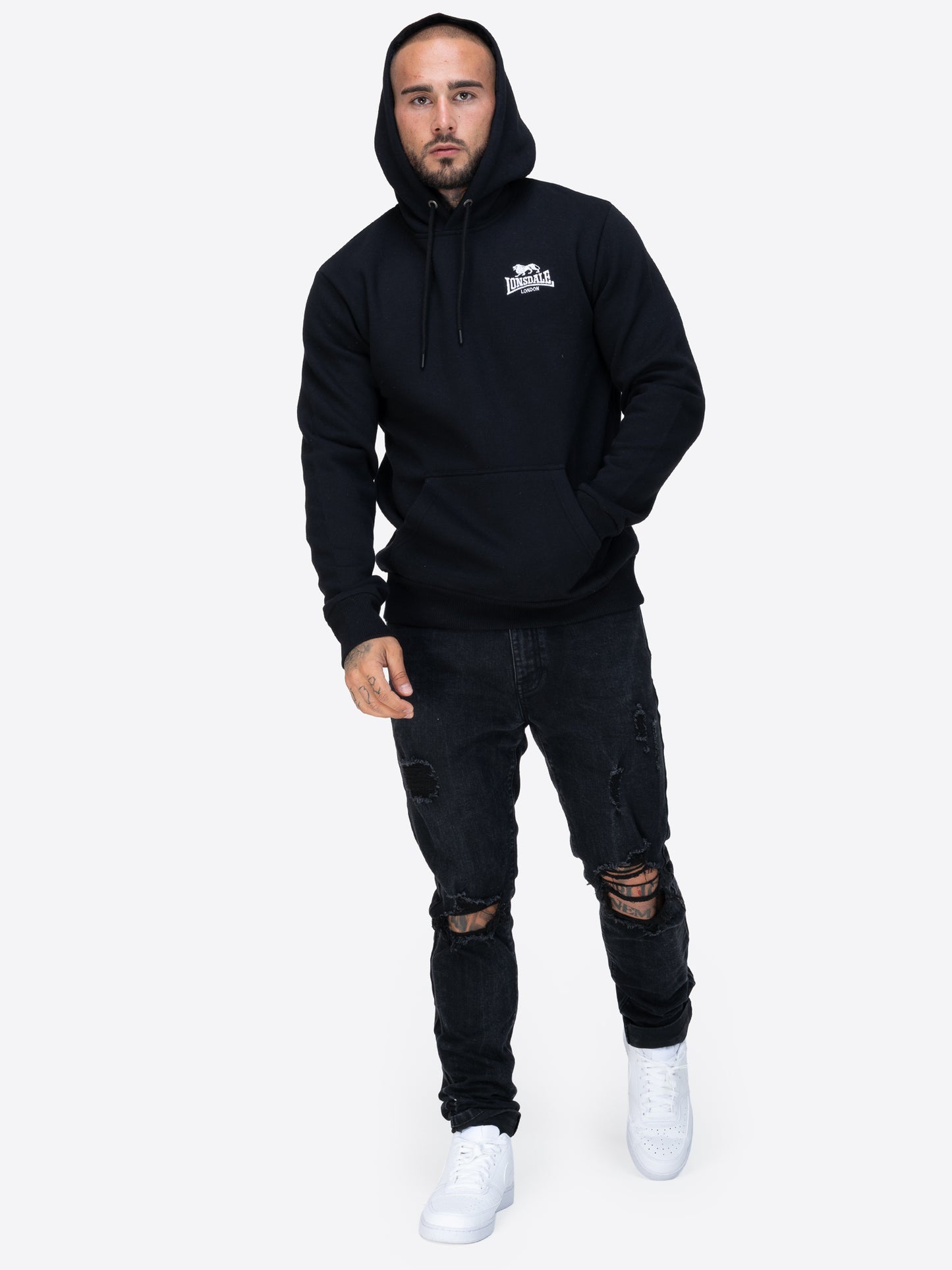 Schwarzer Lonsdale Talmine Kapuzenpullover mit Kängurutasche und verstellbarem Kordelzug an der Kapuze. Klassisches Design mit dezentem Lonsdale-Logo auf der Brust