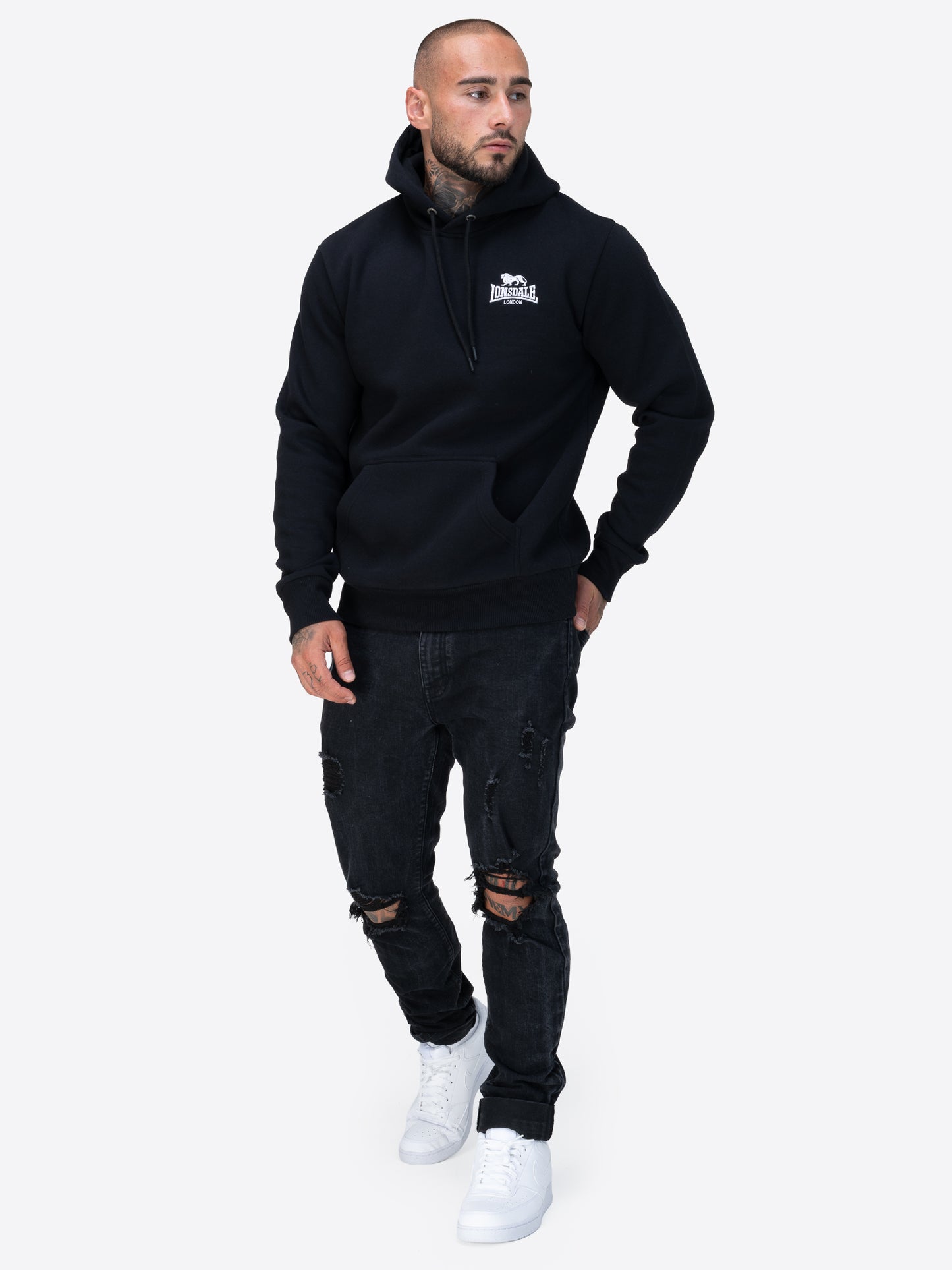 Schwarzer Lonsdale Talmine Kapuzenpullover mit Kängurutasche und verstellbarem Kordelzug an der Kapuze. Klassisches Design mit dezentem Lonsdale-Logo auf der Brust