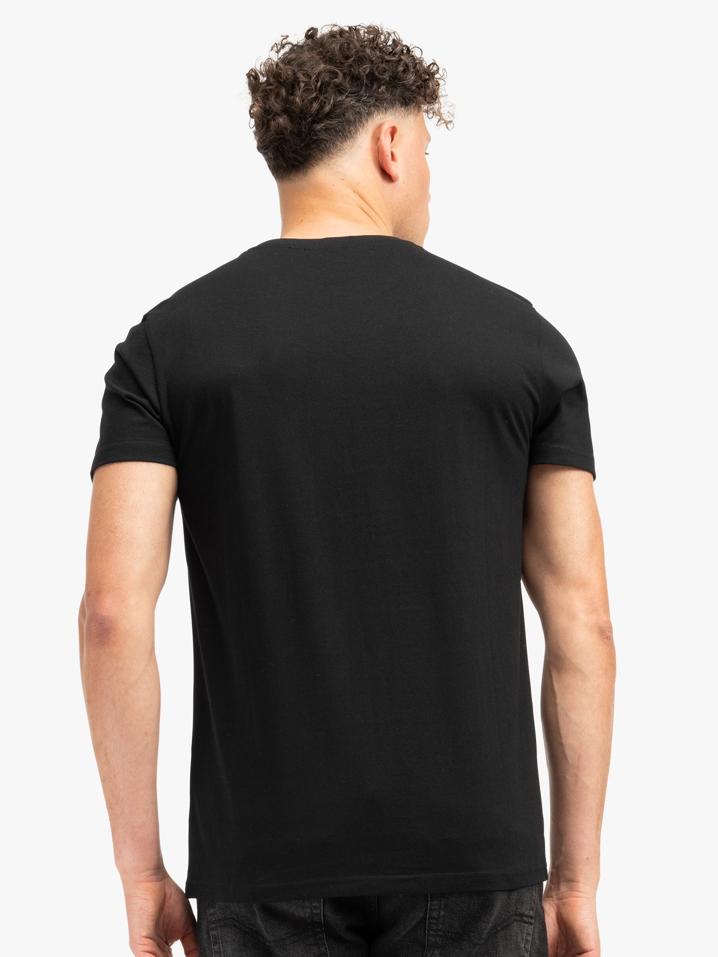 Lonsdale Kelso Doppelpack T-Shirts – Zwei T-Shirts in Schwarz und Weiss mit dem klassischen Lonsdale-Logo auf der Brust. Aus hochwertiger Baumwolle für optimalen Tragekomfort, ideal für Freizeit und sportliche Aktivitäten.