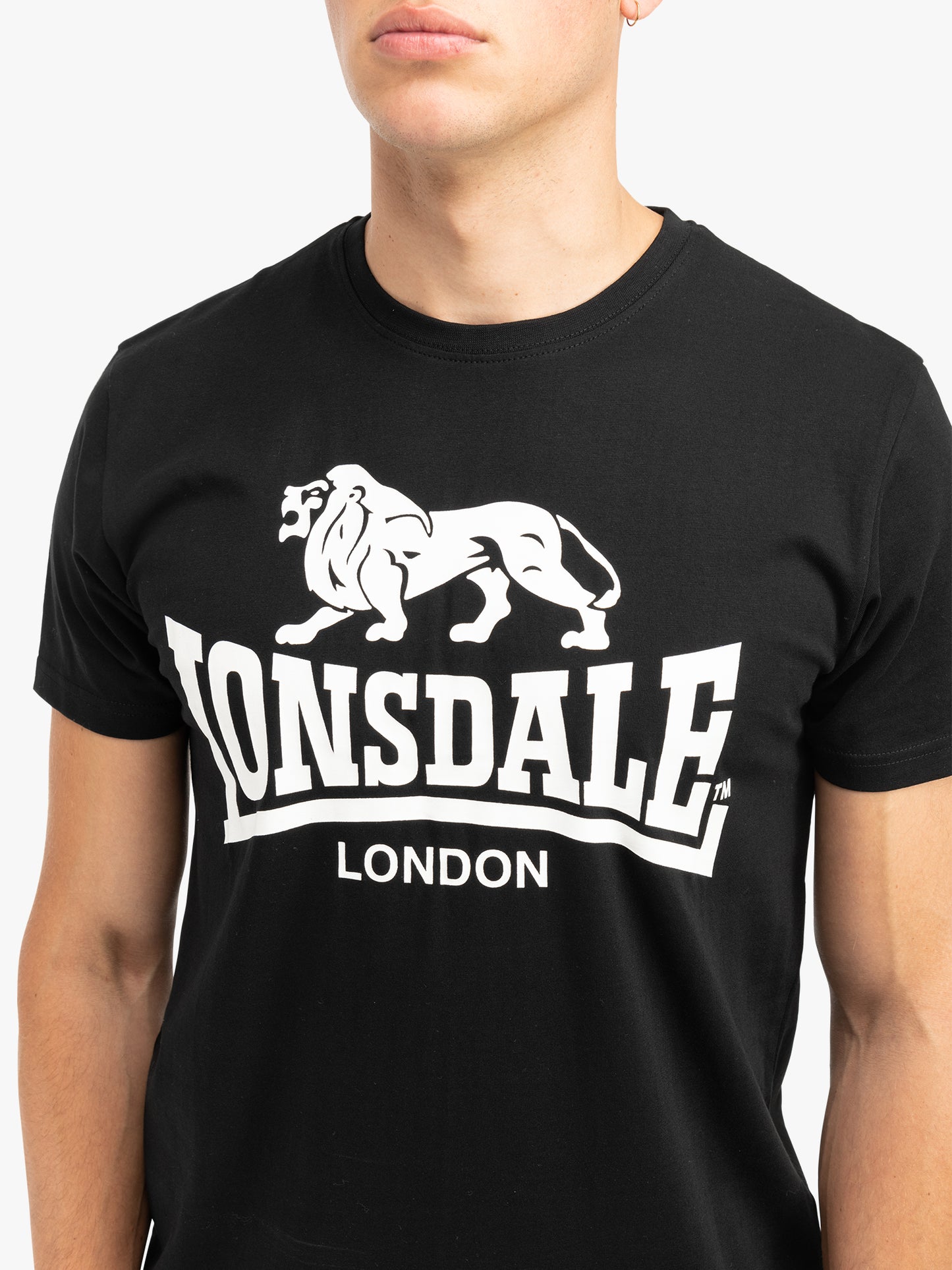 Lonsdale Kelso Doppelpack T-Shirts – Zwei T-Shirts in Schwarz und Weiss mit dem klassischen Lonsdale-Logo auf der Brust. Aus hochwertiger Baumwolle für optimalen Tragekomfort, ideal für Freizeit und sportliche Aktivitäten.