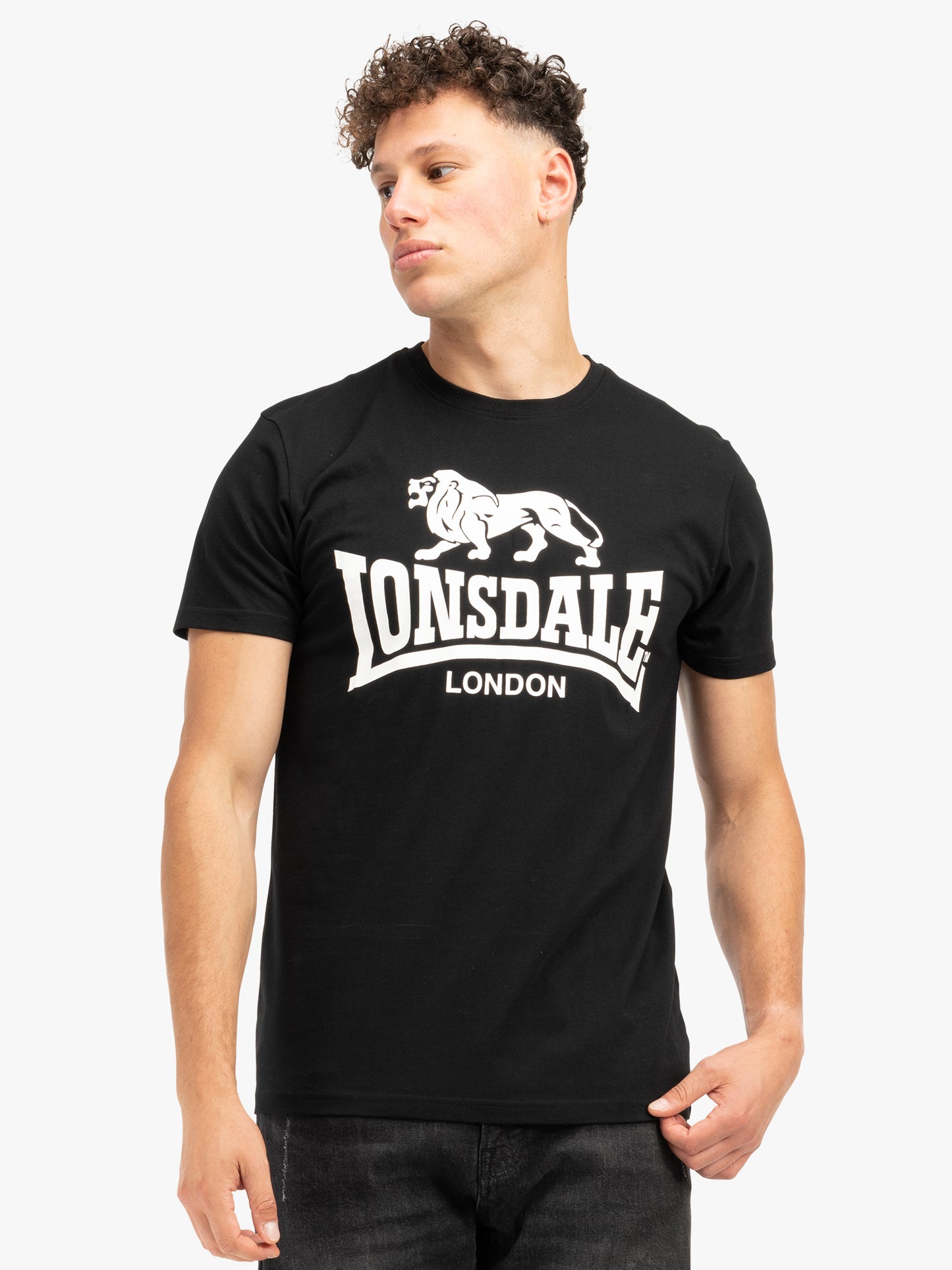 Lonsdale Kelso Doppelpack T-Shirts – Zwei T-Shirts in Schwarz und Weiss mit dem klassischen Lonsdale-Logo auf der Brust. Aus hochwertiger Baumwolle für optimalen Tragekomfort, ideal für Freizeit und sportliche Aktivitäten.