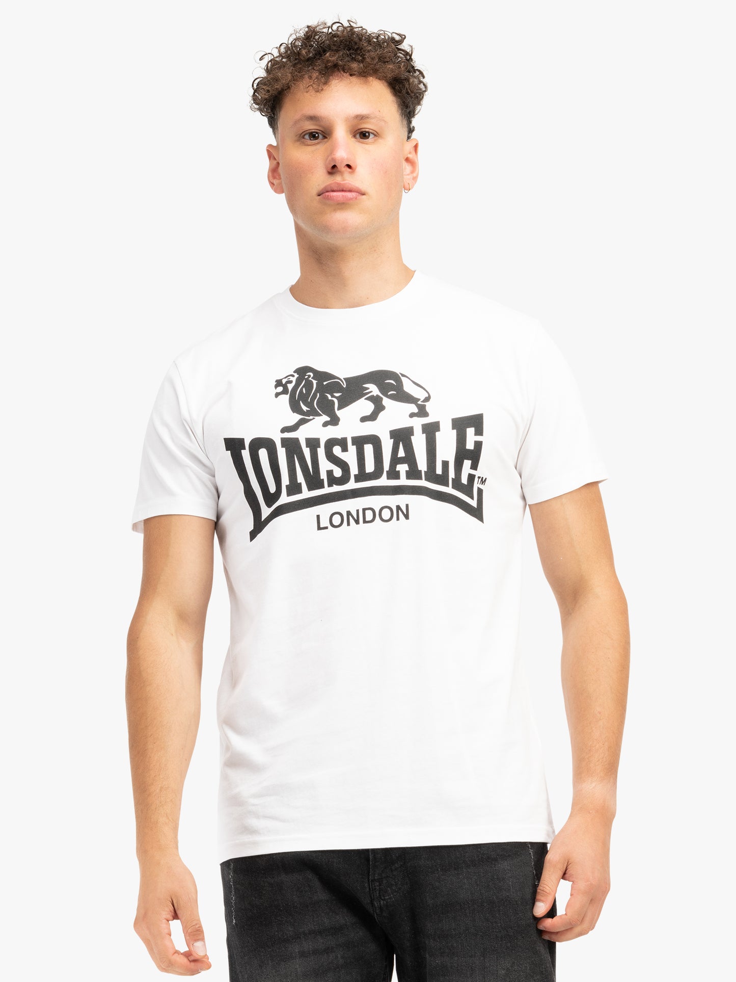 Lonsdale Kelso Doppelpack T-Shirts – Zwei T-Shirts in Schwarz und Weiss mit dem klassischen Lonsdale-Logo auf der Brust. Aus hochwertiger Baumwolle für optimalen Tragekomfort, ideal für Freizeit und sportliche Aktivitäten.