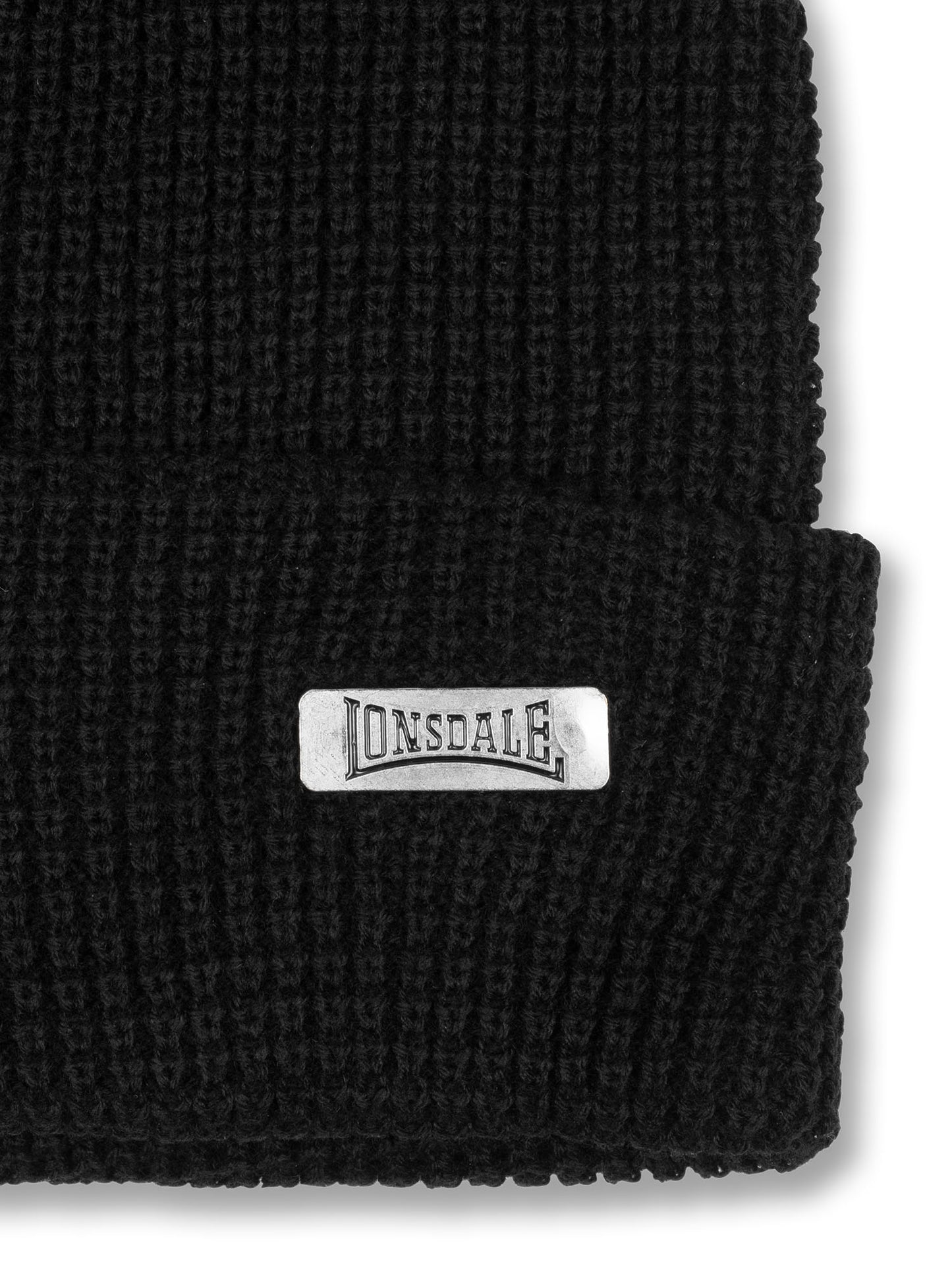 Lonsdale Beanie in Schwarz, mit klassischem Lonsdale-Logo auf der Vorderseite. Die Mütze ist aus weichem, dehnbarem Strickmaterial gefertigt und bietet eine bequeme Passform für kalte Tage