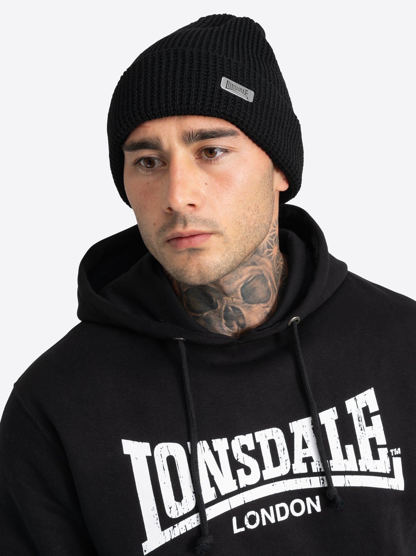 Lonsdale Beanie in Schwarz, mit klassischem Lonsdale-Logo auf der Vorderseite. Die Mütze ist aus weichem, dehnbarem Strickmaterial gefertigt und bietet eine bequeme Passform für kalte Tage