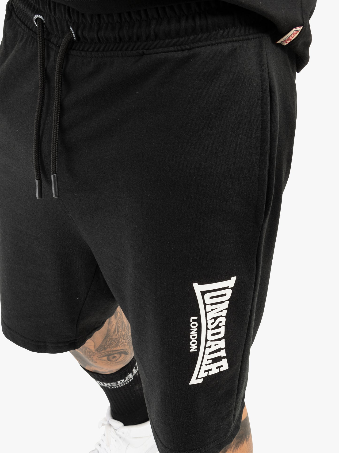 Lonsdale Shorts mit 3D-Logo auf dem linken Bein, seitlichen Nahttaschen und aufgesetzter Gesässtasche.