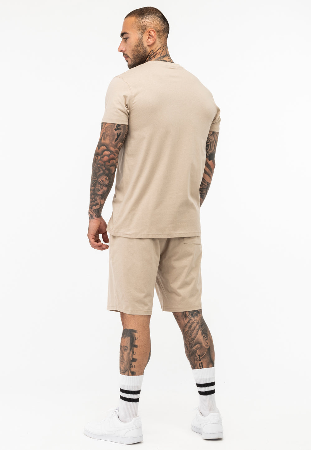Lonsdale T-Shirt und Shorts Set in sportlichem Design, aus Baumwolle, mit Lonsdale-Logo auf Brust und Bein.