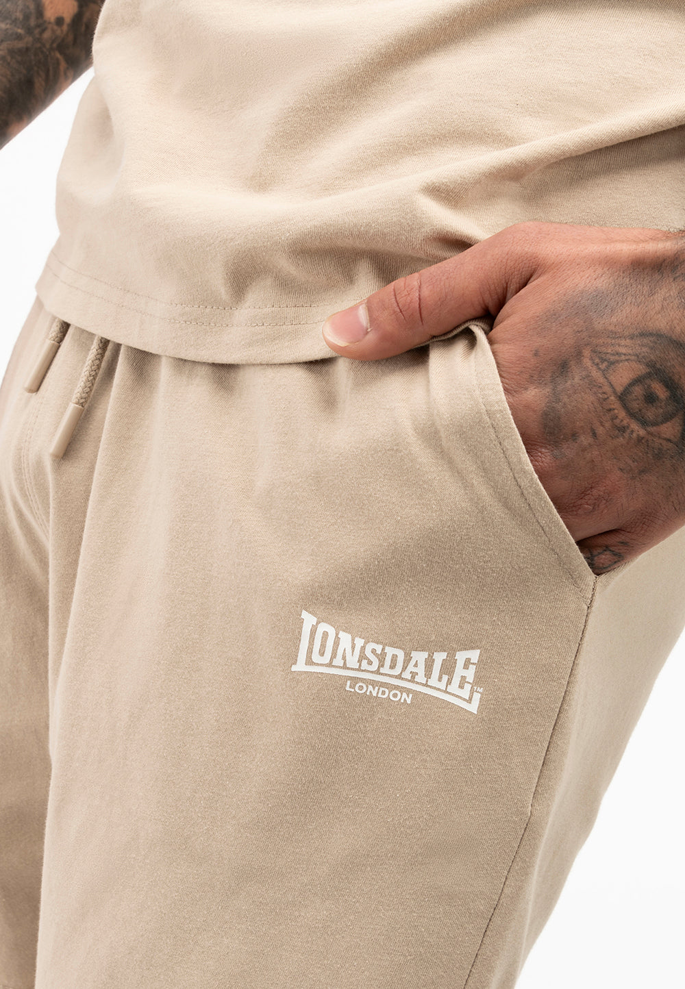 Lonsdale T-Shirt und Shorts Set in sportlichem Design, aus Baumwolle, mit Lonsdale-Logo auf Brust und Bein.