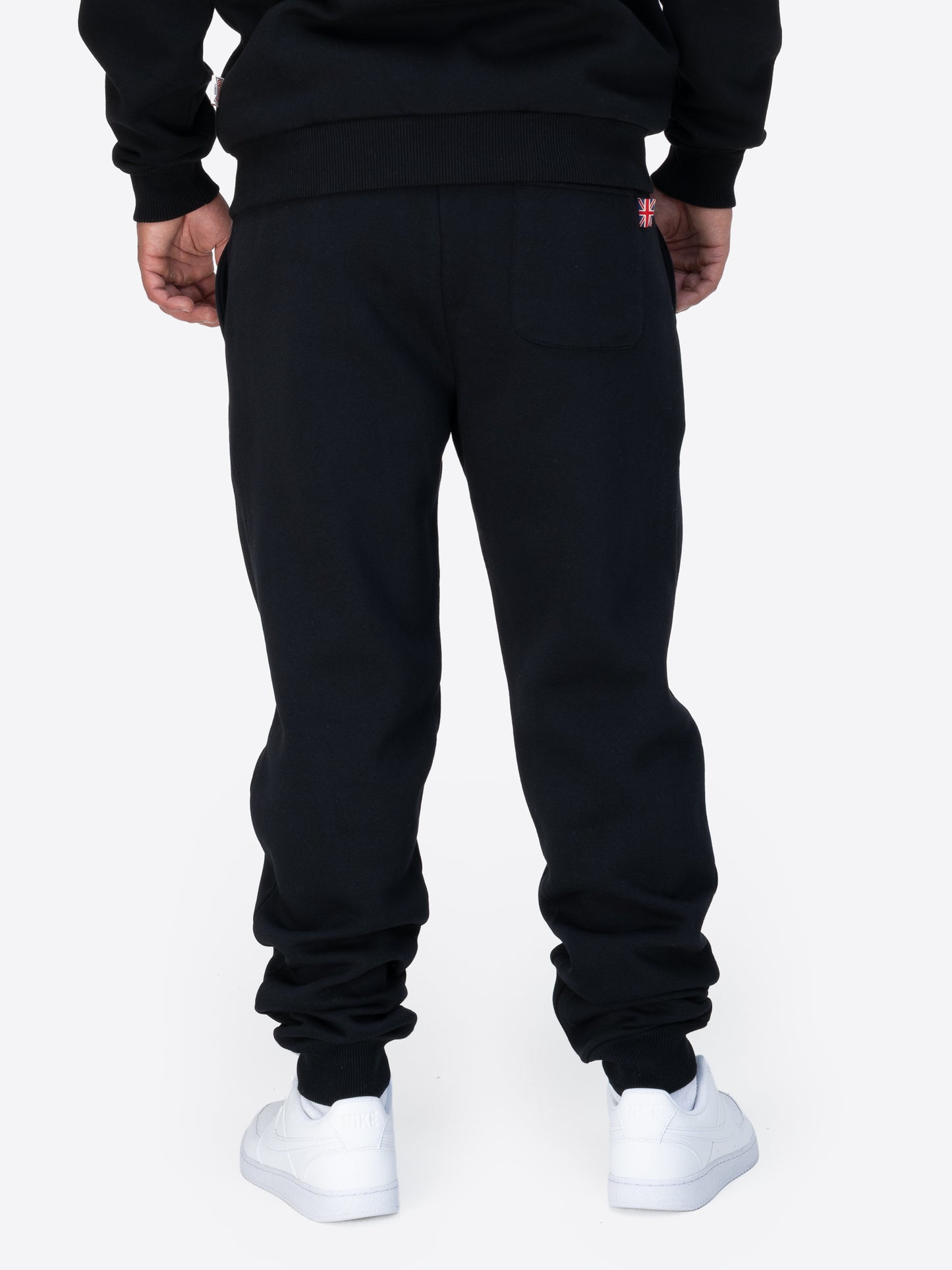 Lonsdale Jogginghose aus weichem Baumwollmaterial mit Lonsdale-Logo auf dem Bein.
