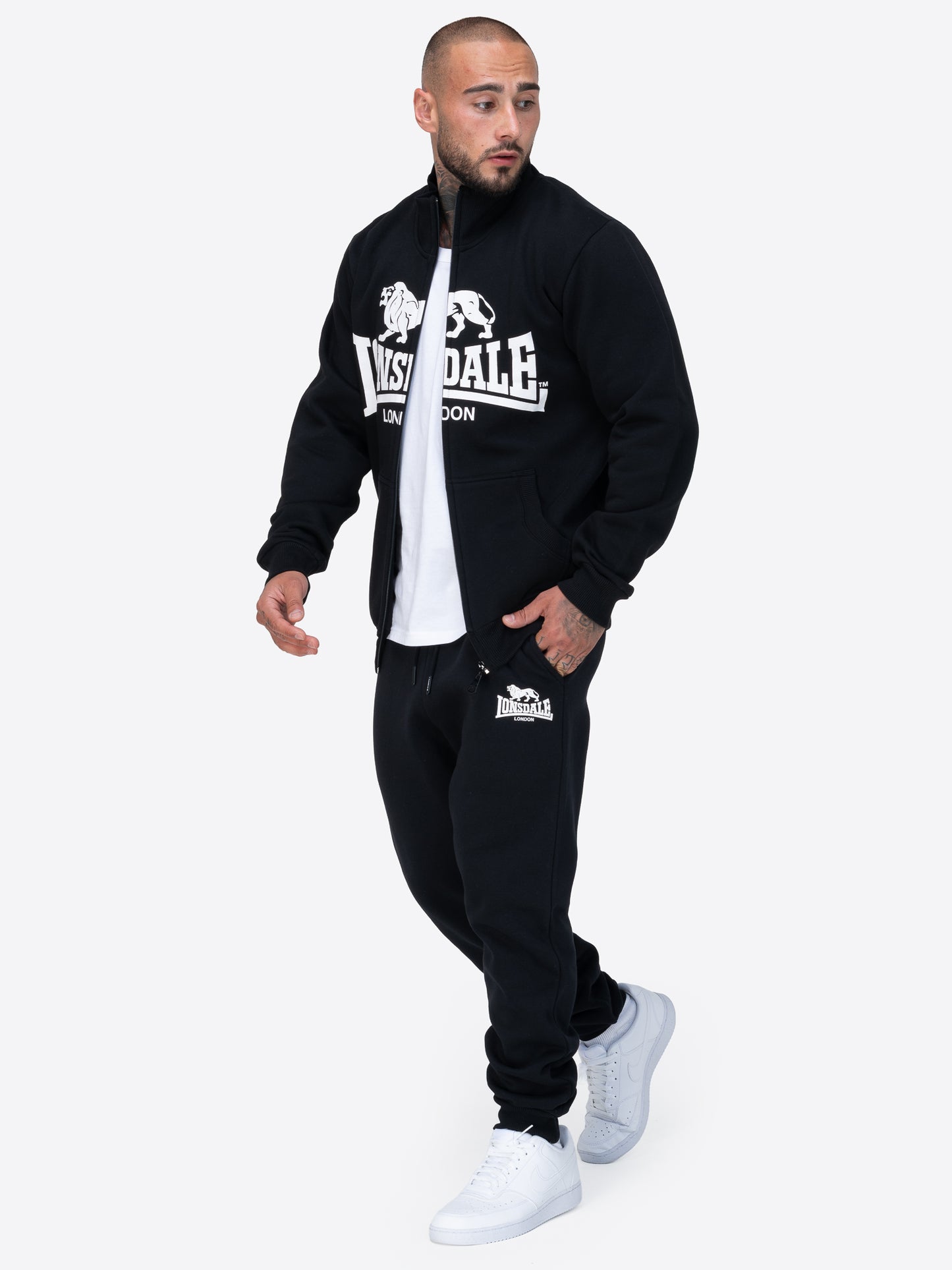 Lonsdale Jogginghose aus weichem Baumwollmaterial mit Lonsdale-Logo auf dem Bein.