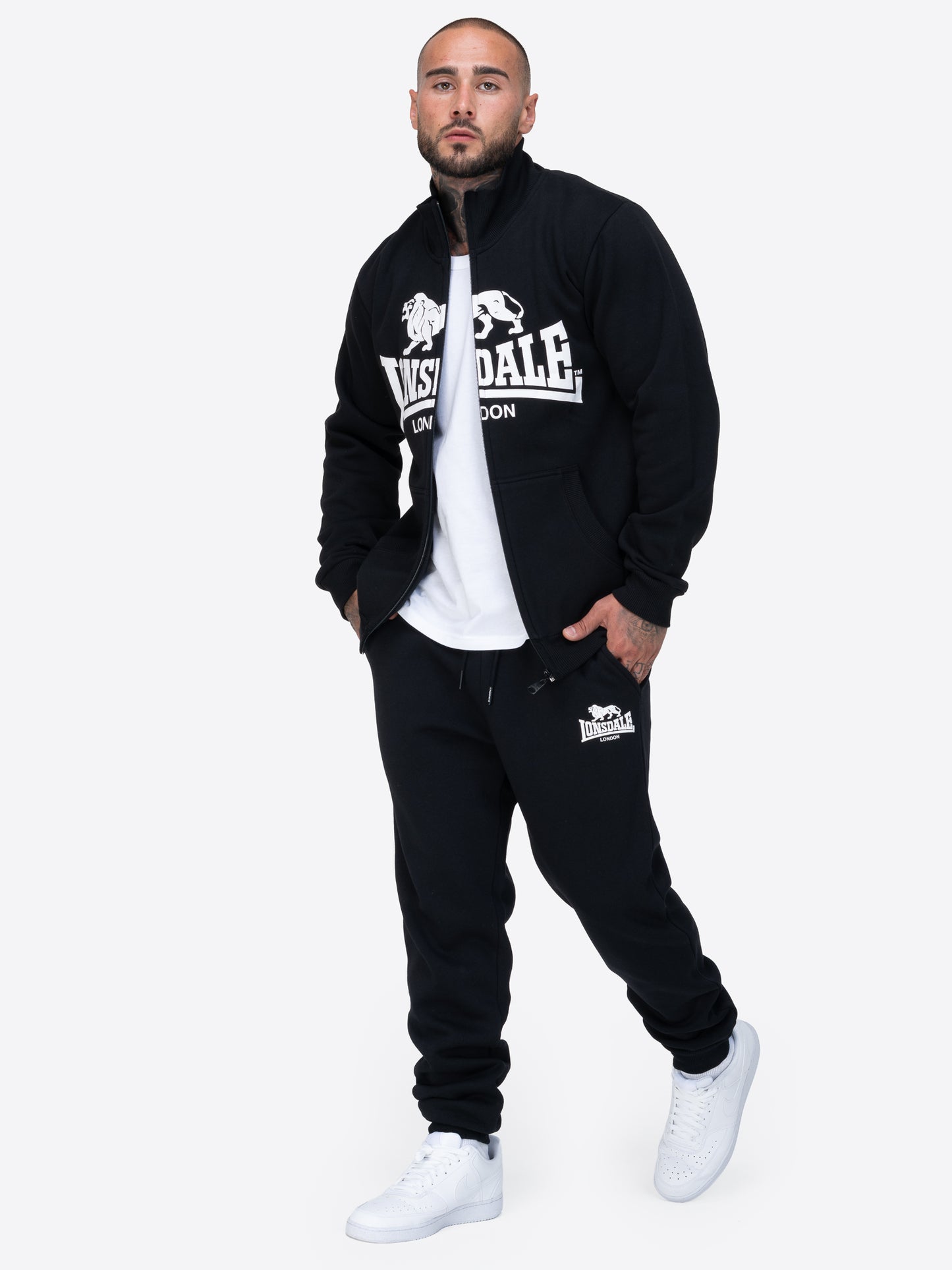 Lonsdale Jogginghose aus weichem Baumwollmaterial mit Lonsdale-Logo auf dem Bein.