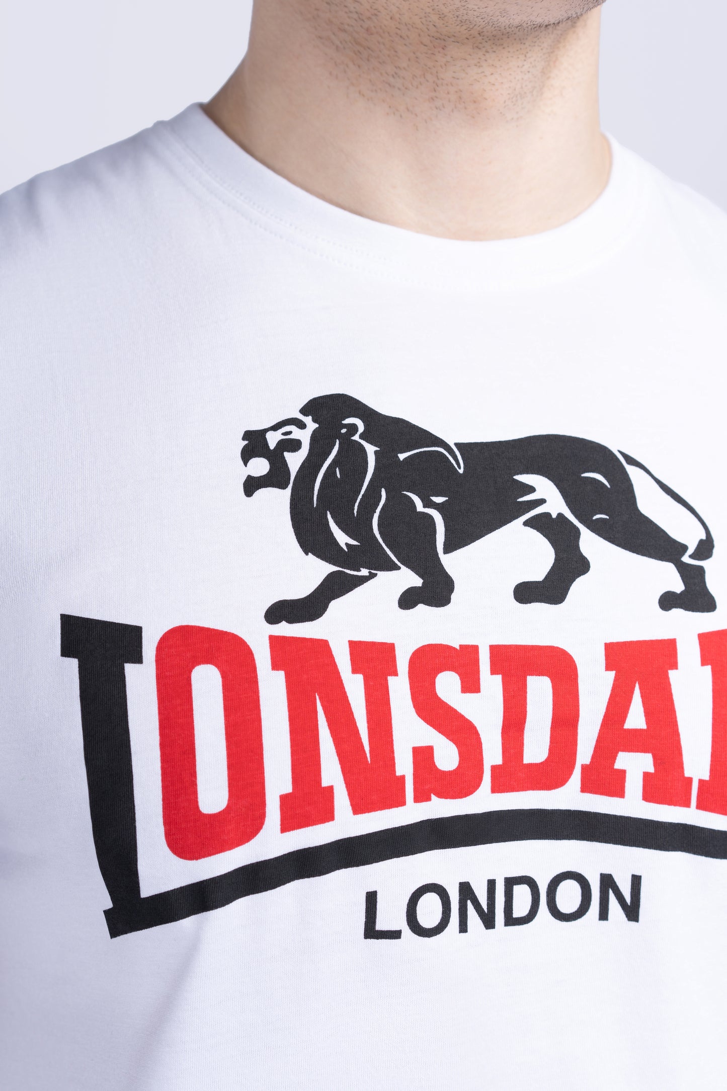 Weisses Lonsdale T-Shirt mit Logo-Druck auf der Brust und kontrastierenden Streifen an den Ärmeln.