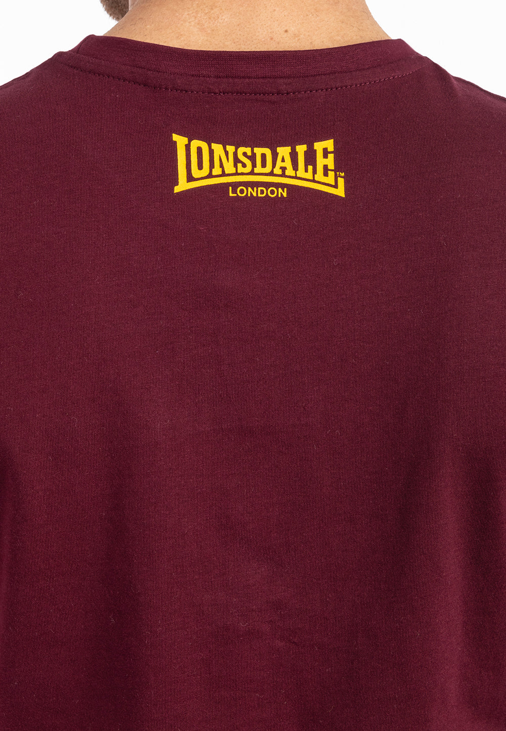 Rückseite Lonsdale T-Shirt Oxblood mit klassischem Marken-Logo im Nackenbereich.