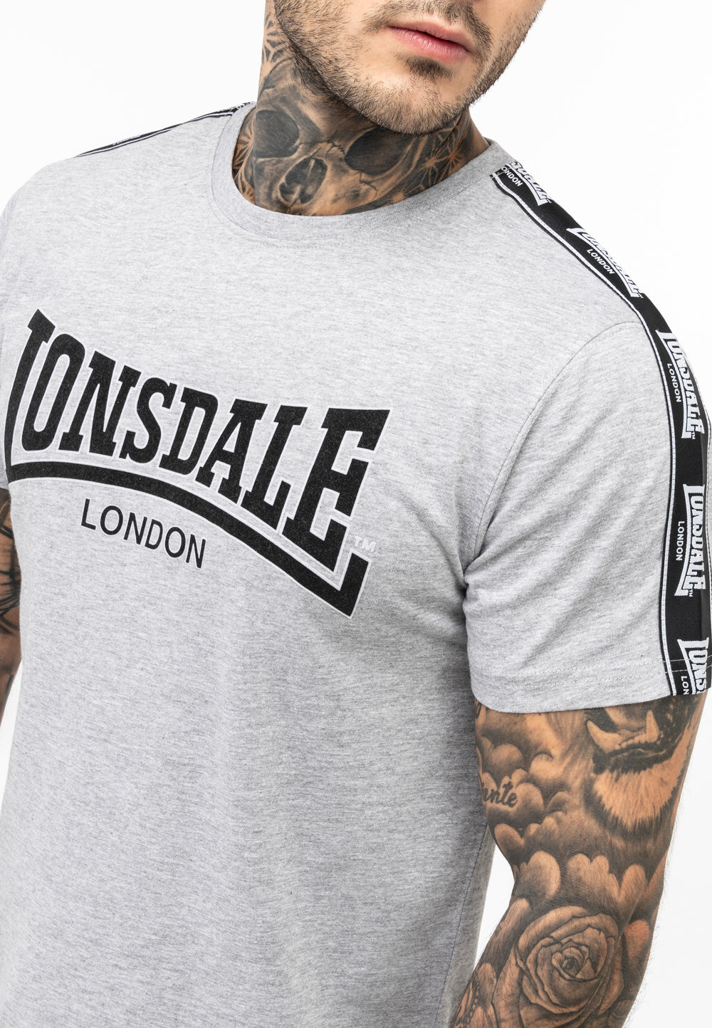 Lonsdale T-Shirt mit Rundhalsausschnitt in klassischem Design; aufgenähte Logo-Streifen verlaufen von den Schultern über beide Ärmel
