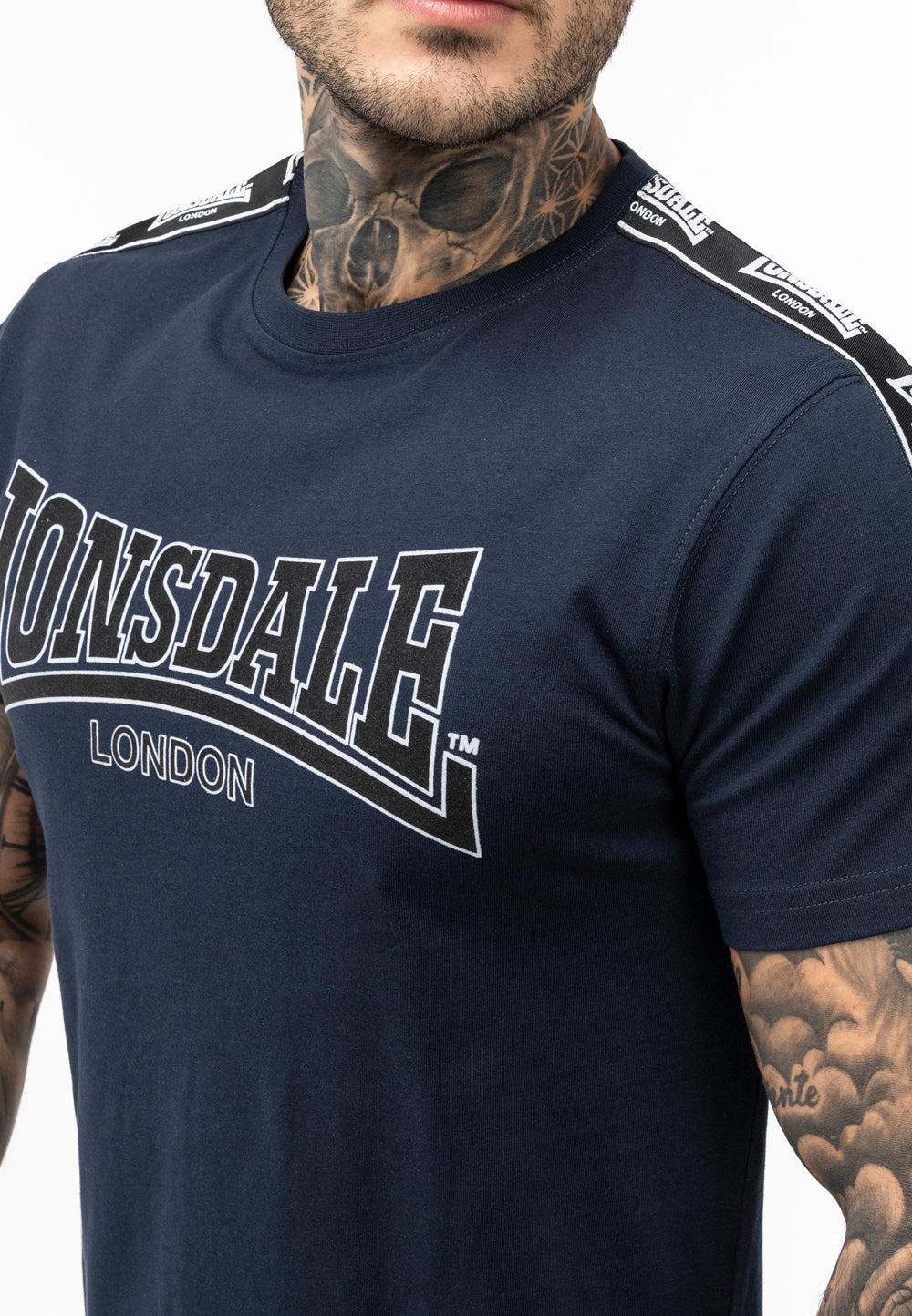 Lonsdale T-Shirt mit Rundhalsausschnitt in klassischem Design; aufgenähte Logo-Streifen verlaufen von den Schultern über beide Ärmel