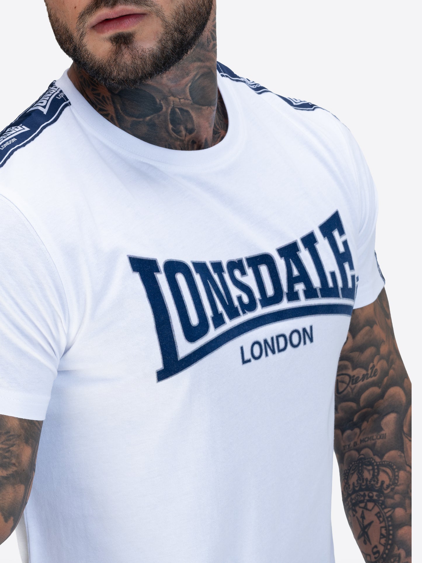 Lonsdale T-Shirt mit Rundhalsausschnitt in klassischem Design; aufgenähte Logo-Streifen verlaufen von den Schultern über beide Ärmel