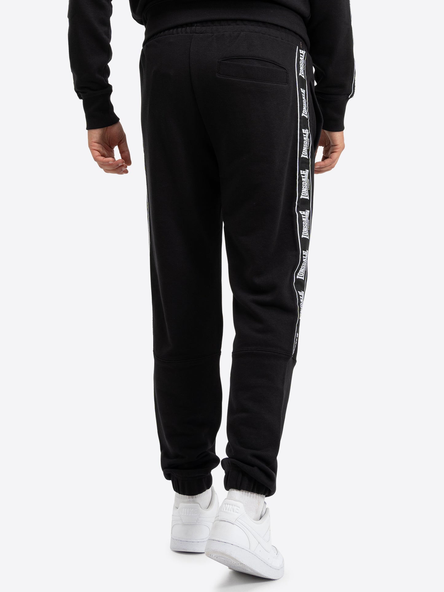 Lonsdale Jogginghose mit Logo-Tapes, sportlichem Schnitt und Seitentaschen – ideal für Freizeit und Training
