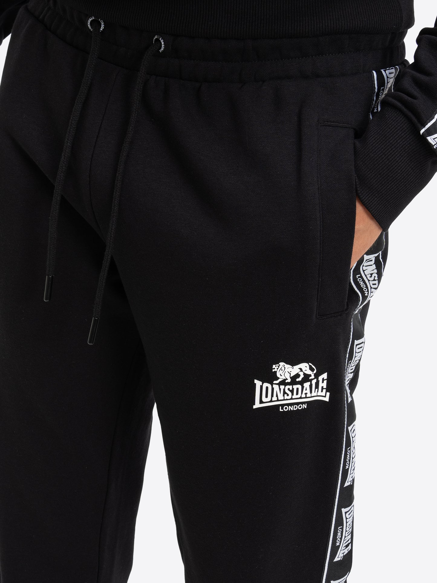 Lonsdale Jogginghose mit Logo-Tapes, sportlichem Schnitt und Seitentaschen – ideal für Freizeit und Training
