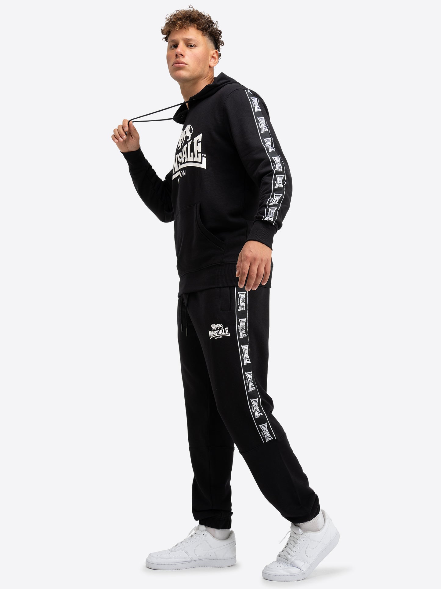 Lonsdale Jogginghose mit Logo-Tapes, sportlichem Schnitt und Seitentaschen – ideal für Freizeit und Training