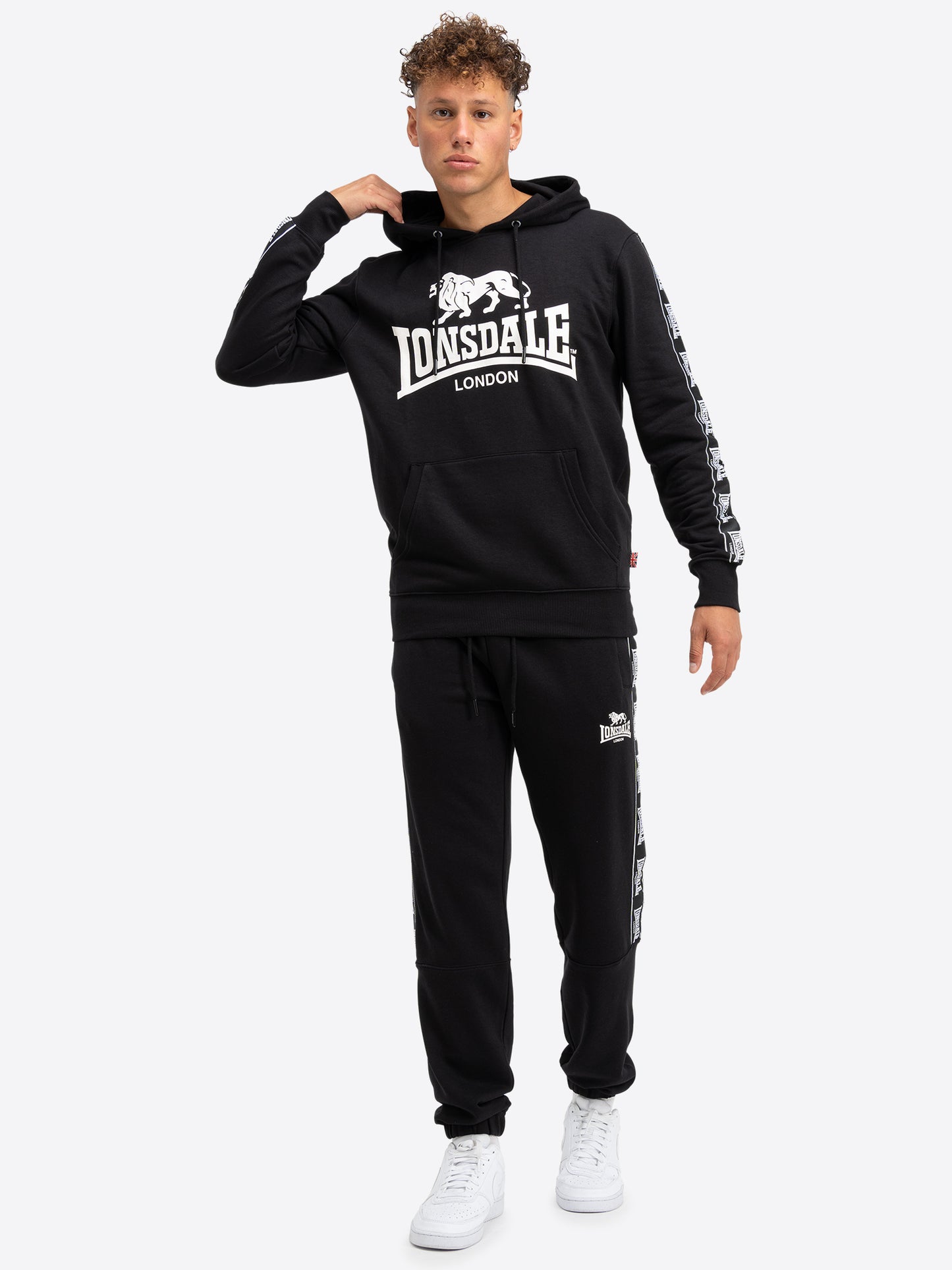 Lonsdale Jogginghose mit Logo-Tapes, sportlichem Schnitt und Seitentaschen – ideal für Freizeit und Training