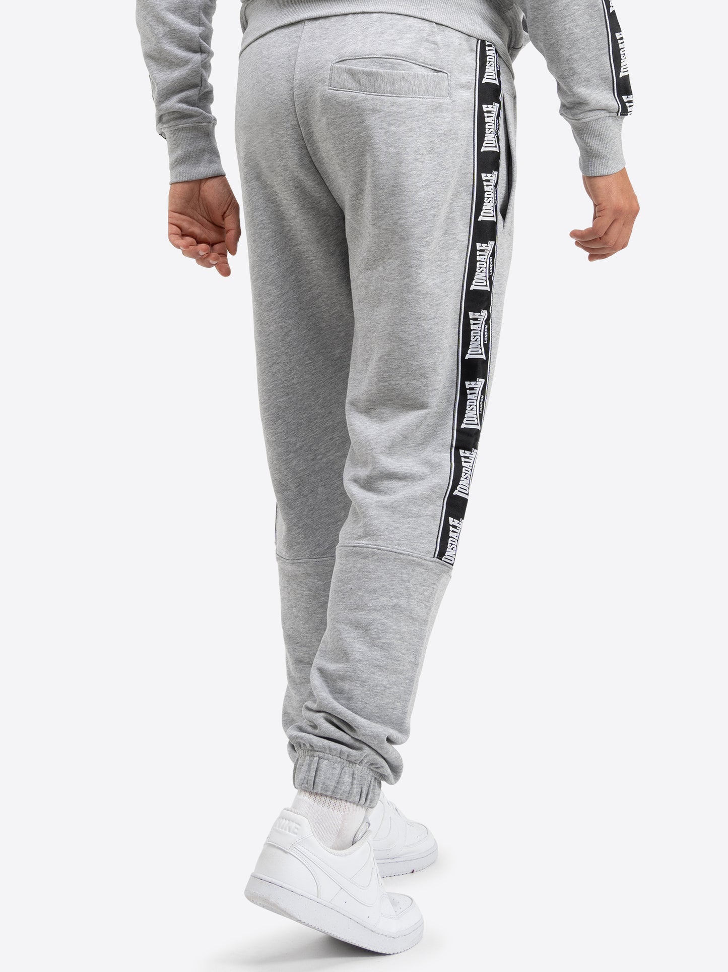 Lonsdale Jogginghose mit Logo-Tapes, sportlichem Schnitt und Seitentaschen – ideal für Freizeit und Training