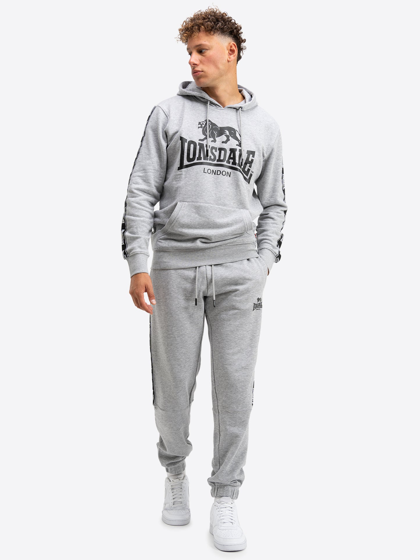 Lonsdale Jogginghose mit Logo-Tapes, sportlichem Schnitt und Seitentaschen – ideal für Freizeit und Training