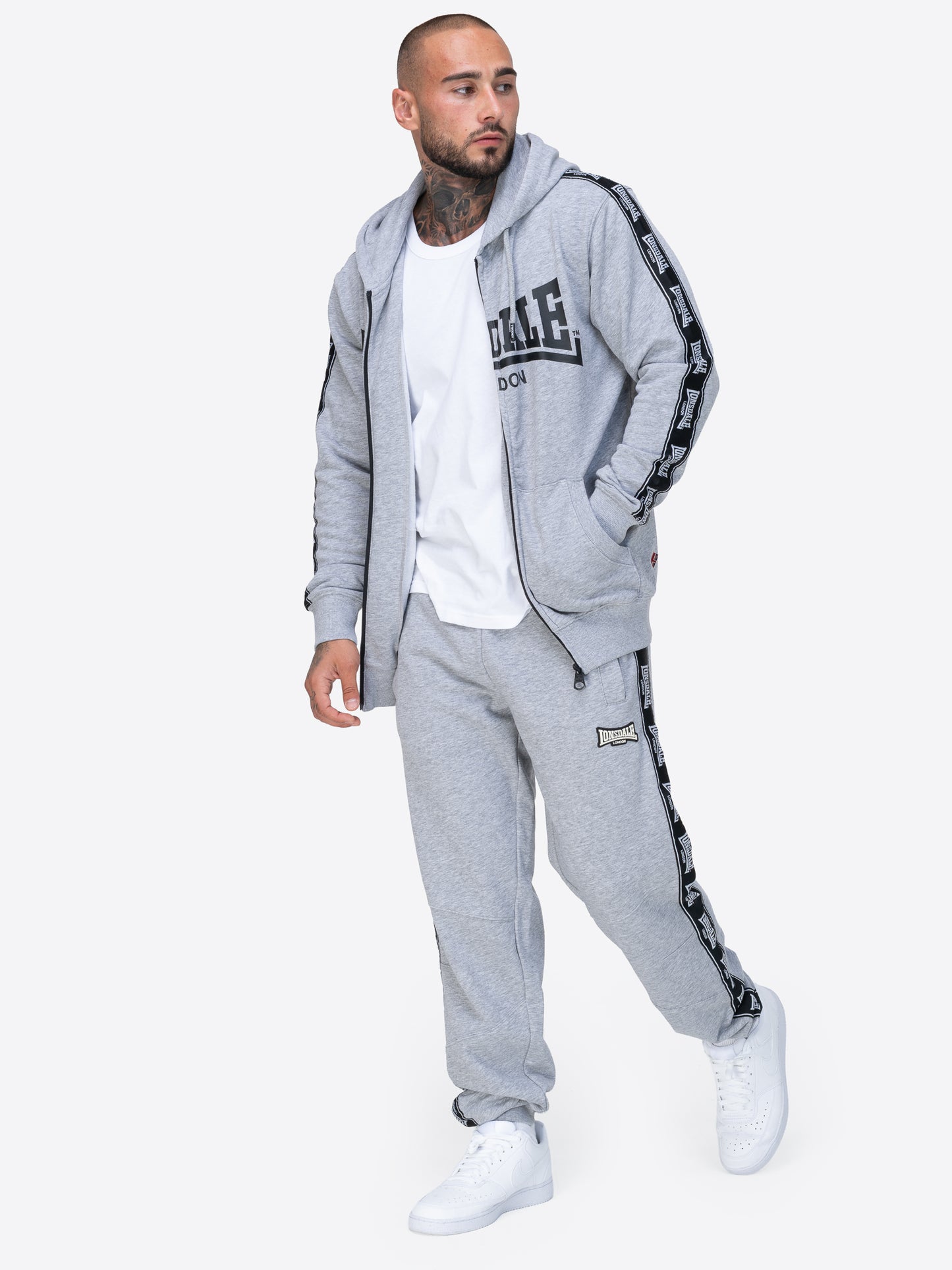 Lonsdale Jogginghose mit Logo-Tapes, sportlichem Schnitt und Seitentaschen – ideal für Freizeit und Training