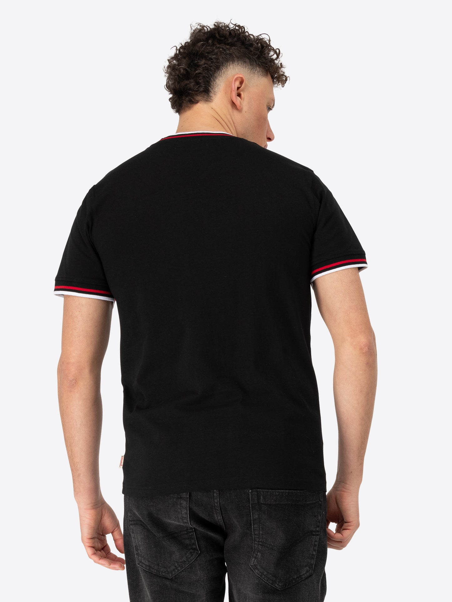 Lonsdale T-Shirt mit Logo-Stickerei auf der Brust, geripptem Rundhalsausschnitt und gestreiften Bündchen an Kragen und Ärmelabschlüssen.