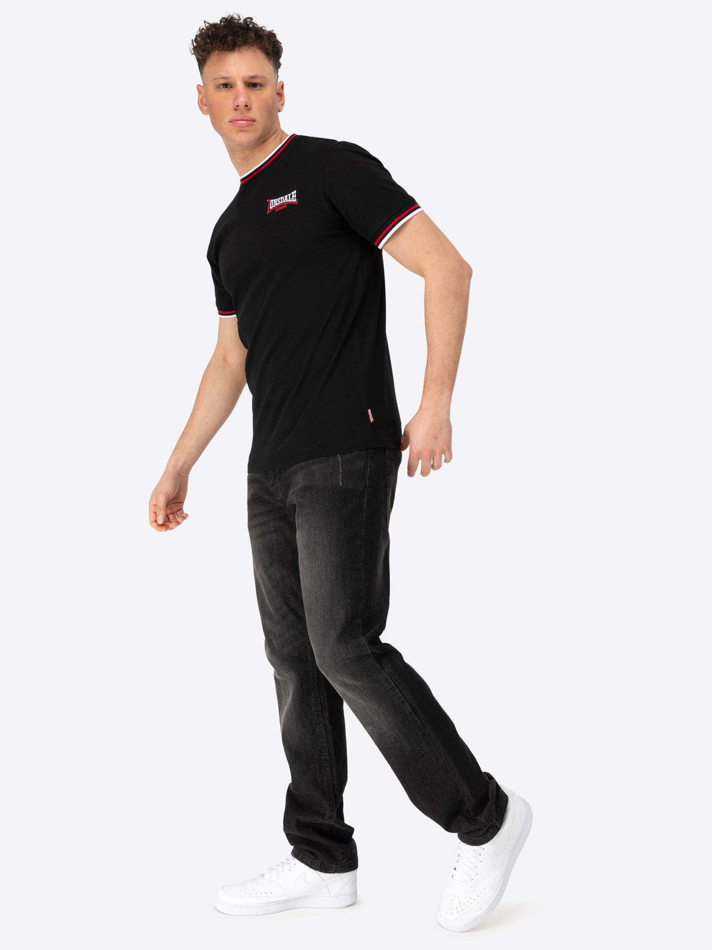 Lonsdale T-Shirt mit Logo-Stickerei auf der Brust, geripptem Rundhalsausschnitt und gestreiften Bündchen an Kragen und Ärmelabschlüssen.