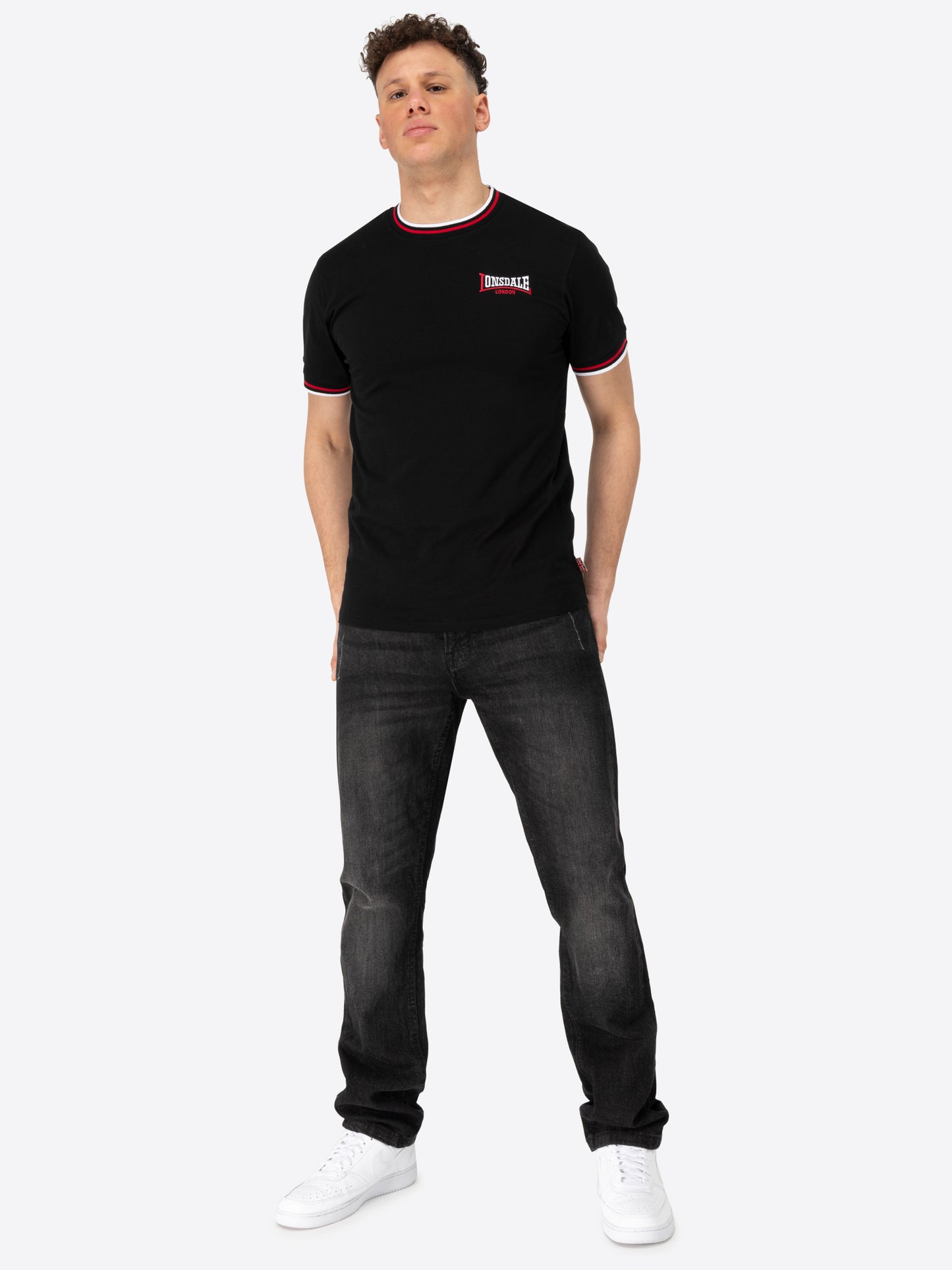 Lonsdale T-Shirt mit Logo-Stickerei auf der Brust, geripptem Rundhalsausschnitt und gestreiften Bündchen an Kragen und Ärmelabschlüssen.