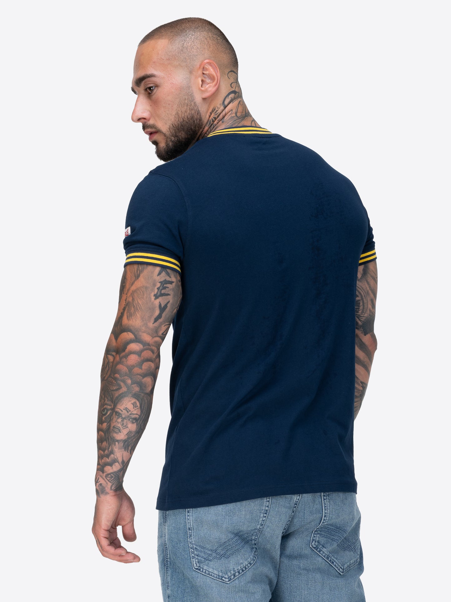 Lonsdale T-Shirt mit kontrastfarbenem Logo-Print auf der Vorderseite, gestreiften Bündchen am Kragen und den Ärmeln sowie aufgenähtem Logo-Label auf dem linken Ärmel